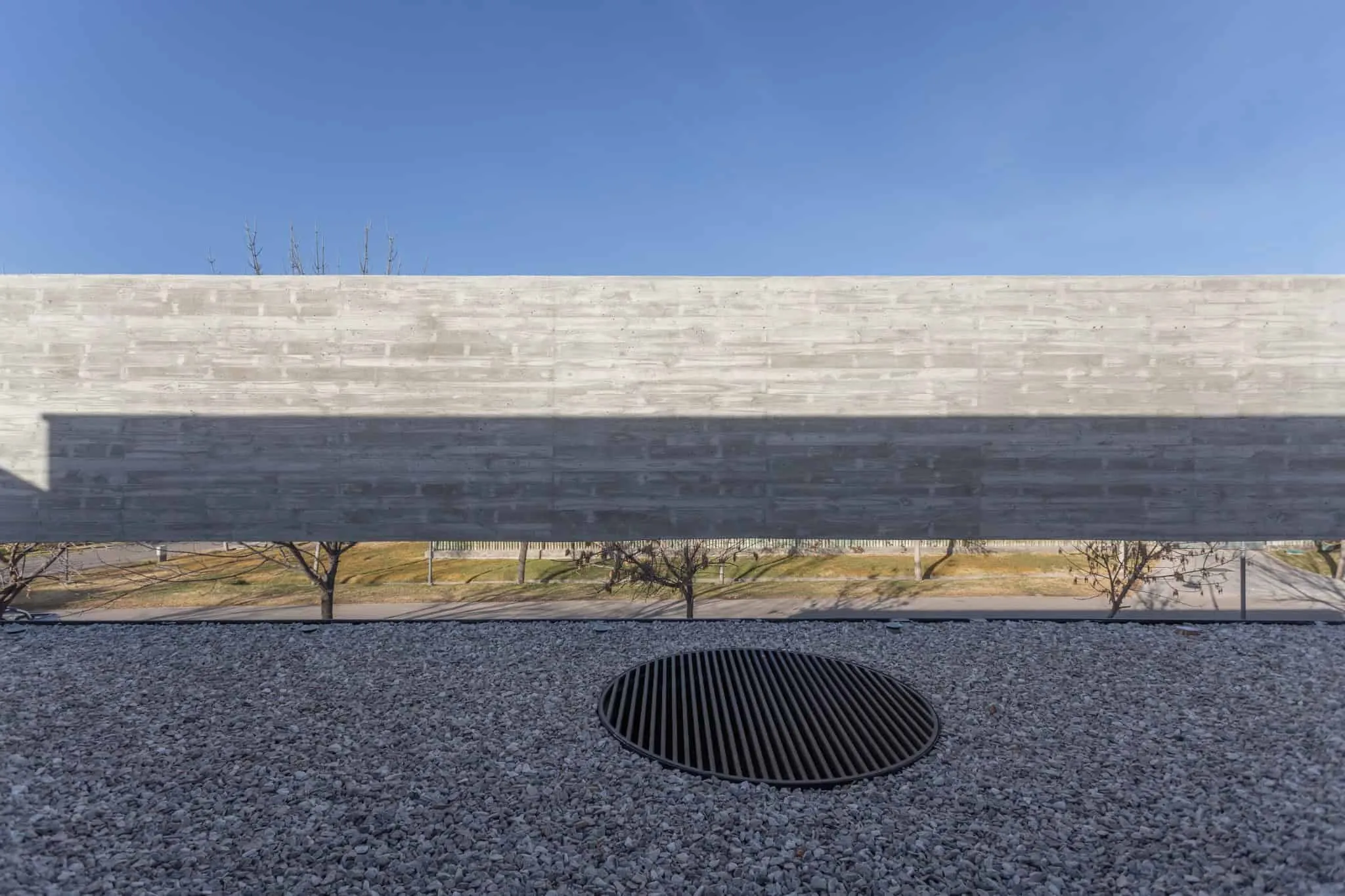 A4estudio设计的Kasa EE：石屋顶庭院与阳光