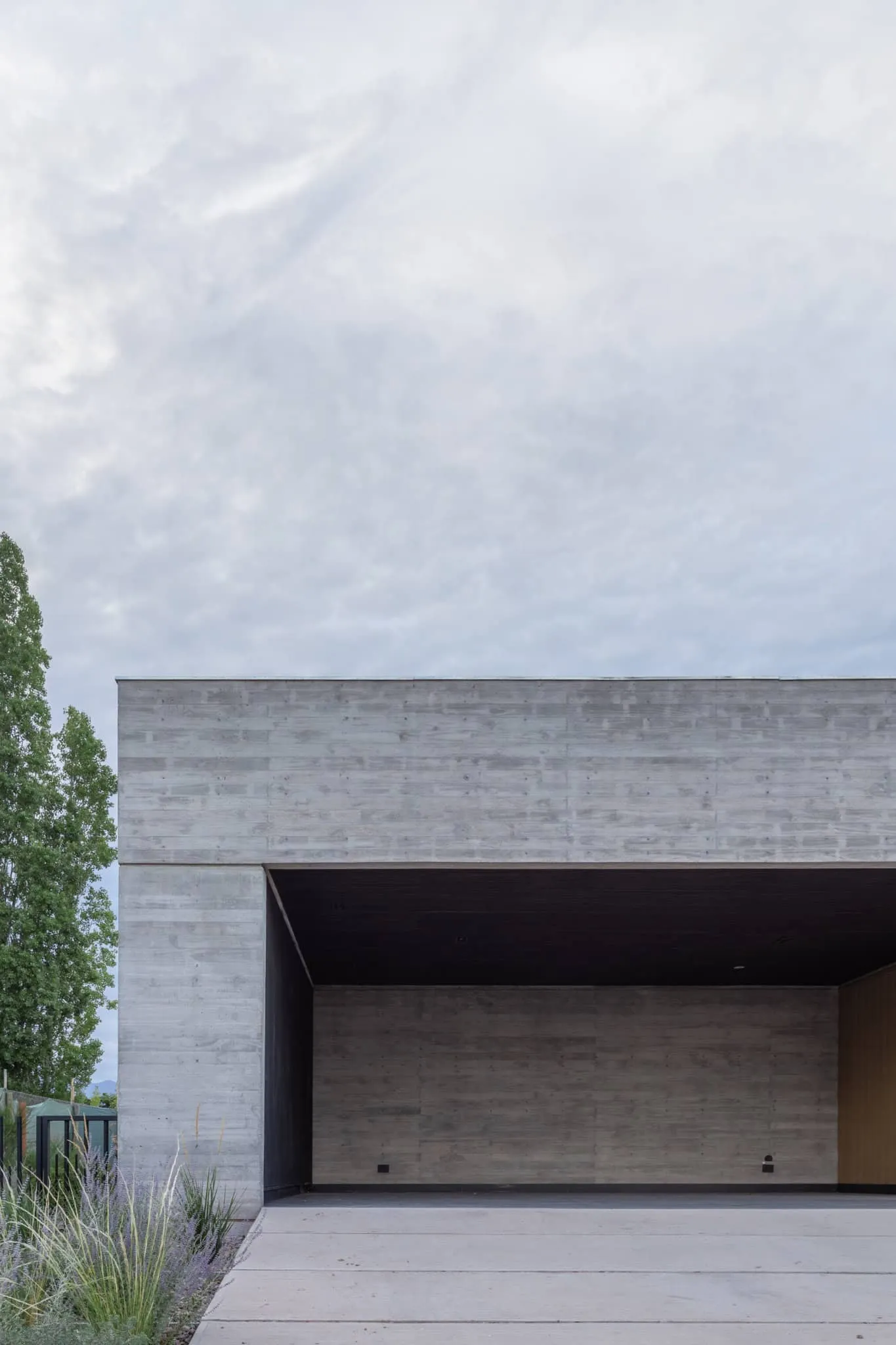 A4estudio设计的Casa Anabela车库建筑细节。