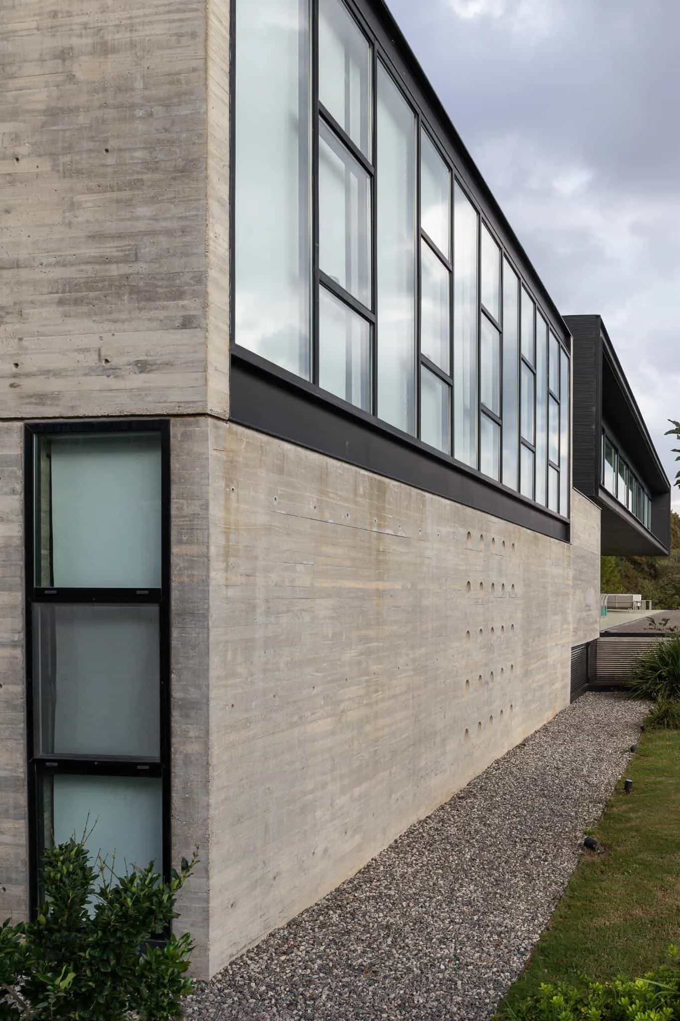 帕切科住宅角窗带，结合现代透明与隐私