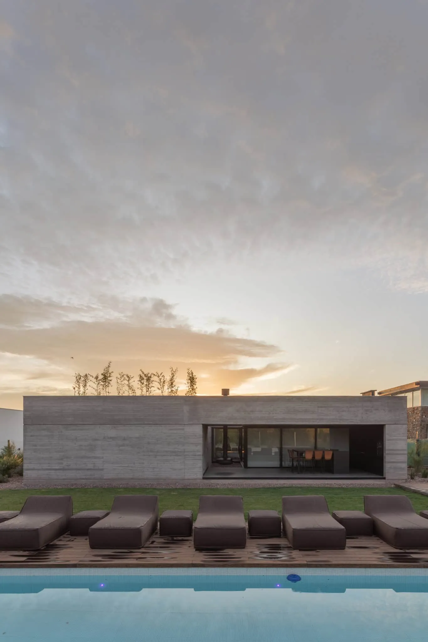 A4estudio设计的Casa Anabela从泳池看日落。