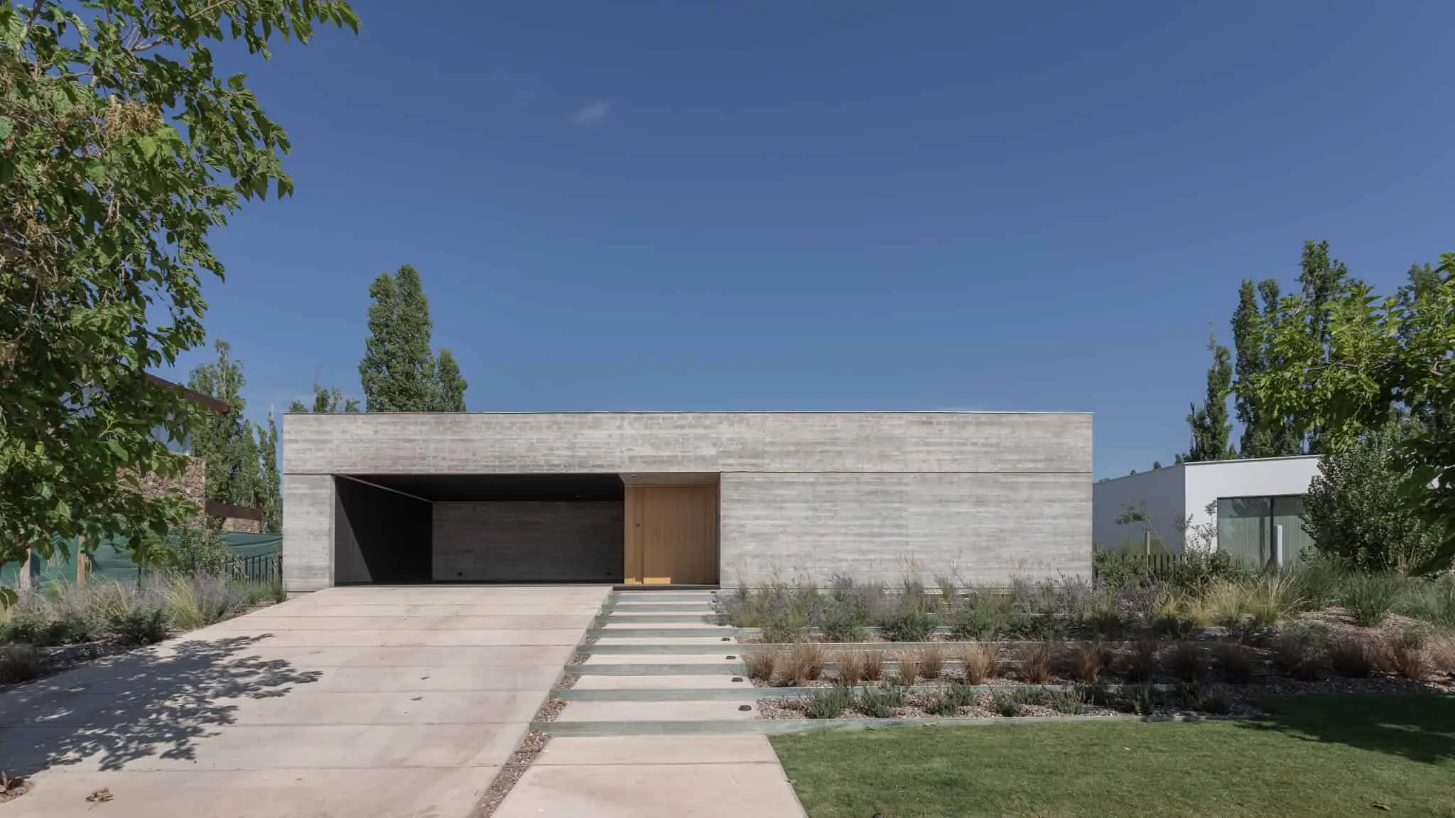 A4estudio设计的Casa Anabela白天正面视图。