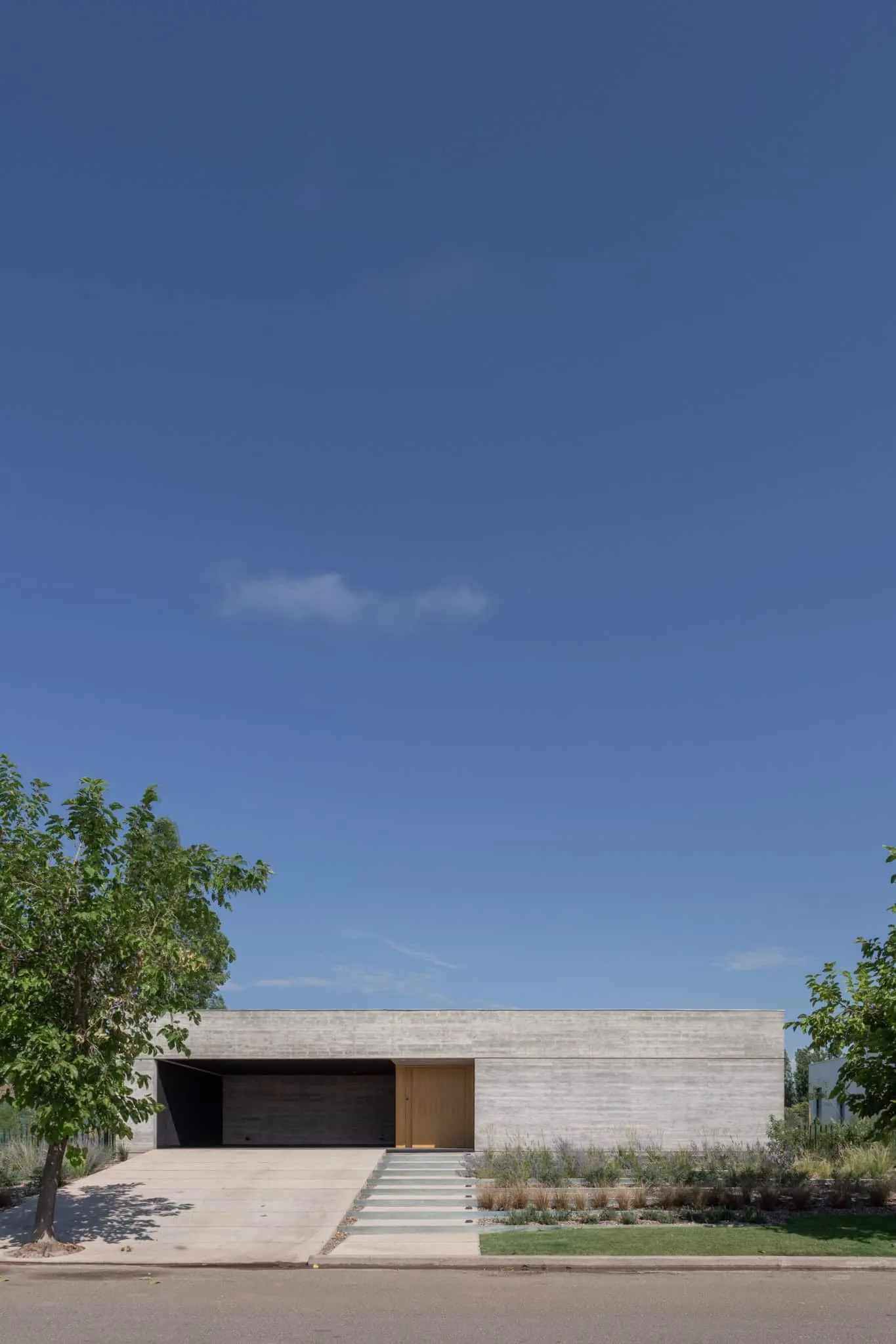 A4estudio设计的Casa Anabela晴天全正面视图。