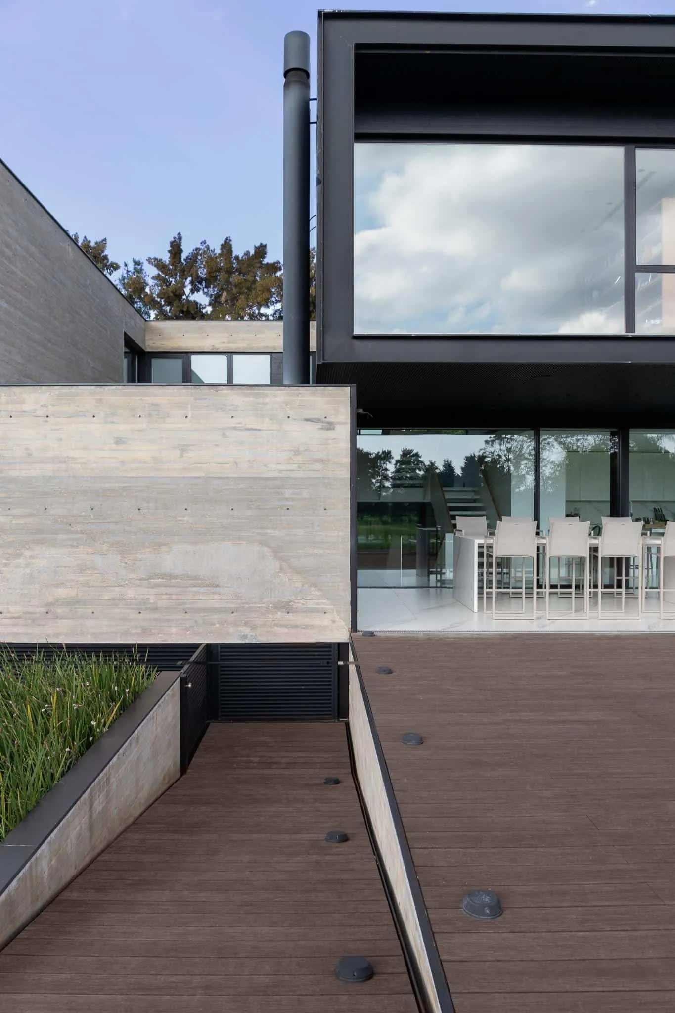 帕切科住宅现代露台，直接通往餐厅