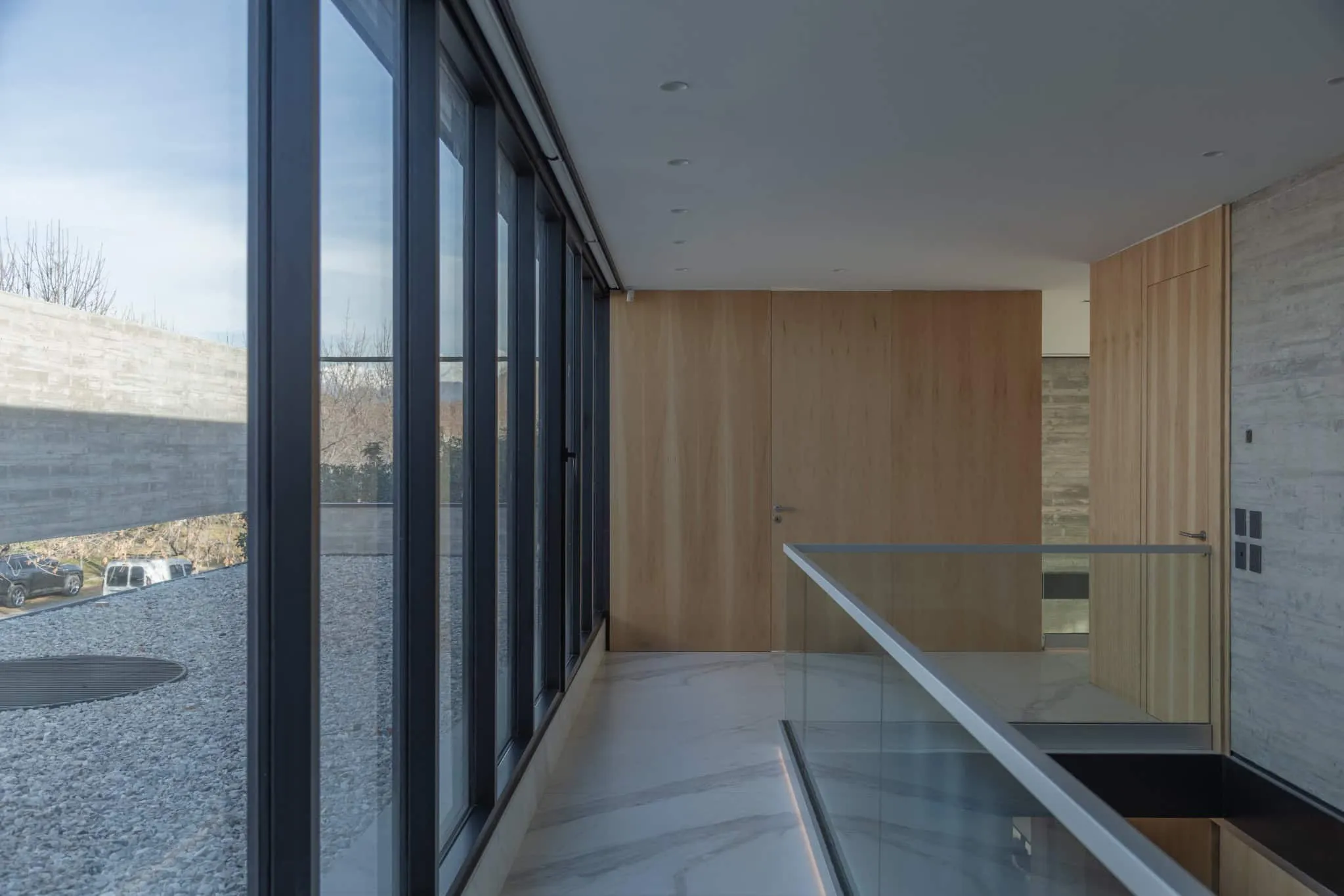 A4estudio设计的Kasa EE：上层木质与玻璃走廊