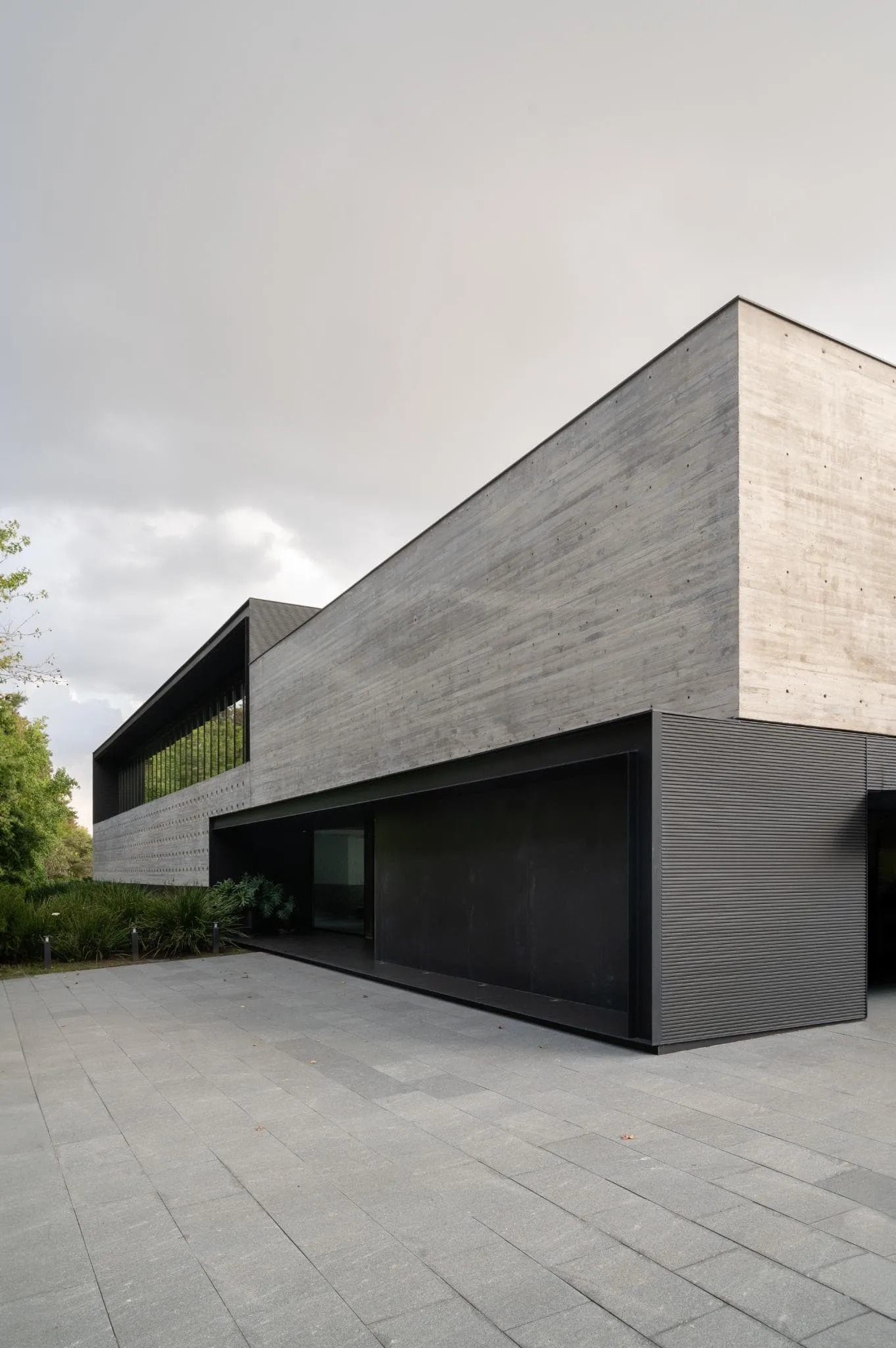 帕切科住宅正面外观 A4estudio设计的帕切科住宅现代混凝土立面,展示角几何和极简景观