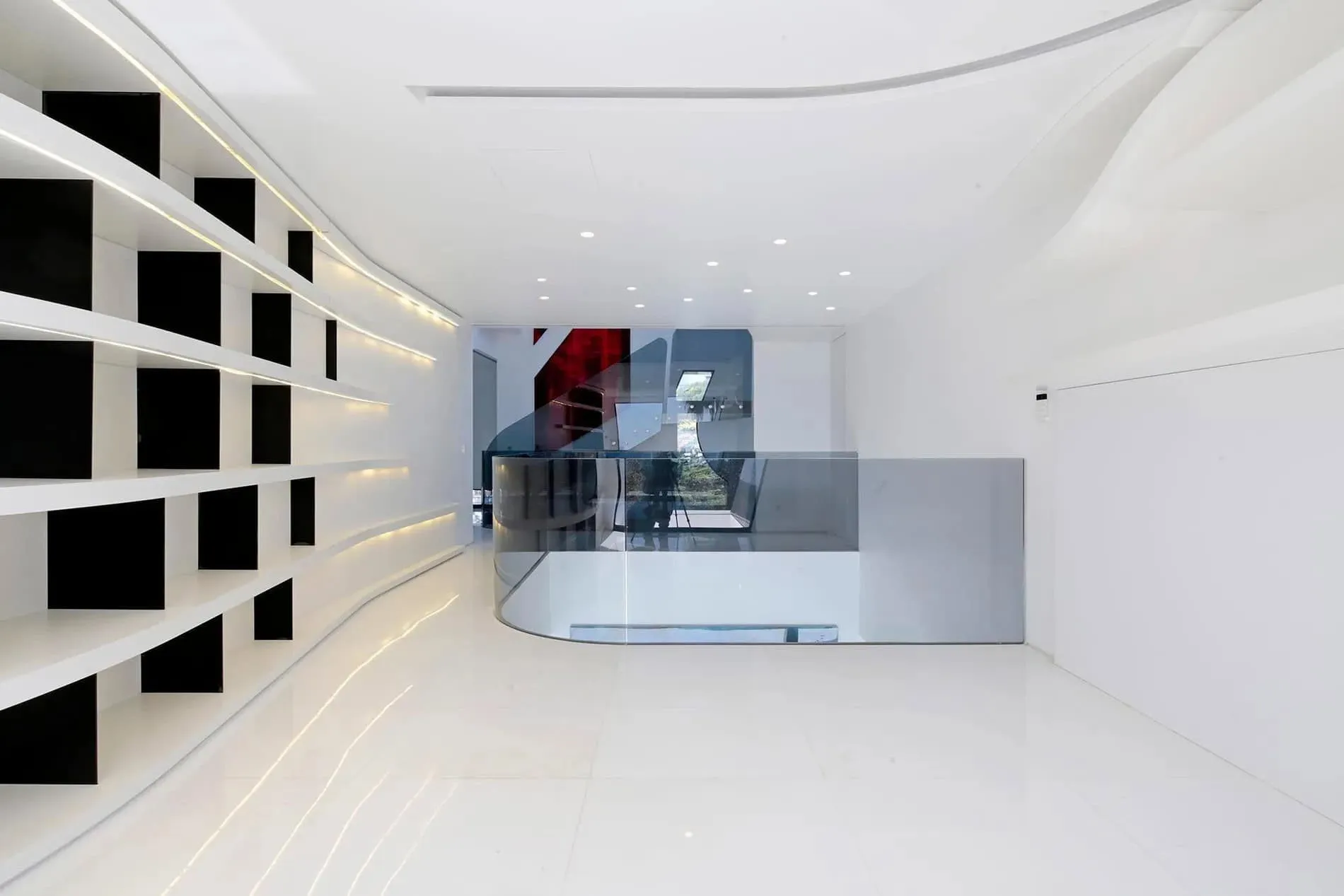 面向海洋的阳台，配有白色瓷砖和玻璃扶手，展示瓜马尔别墅