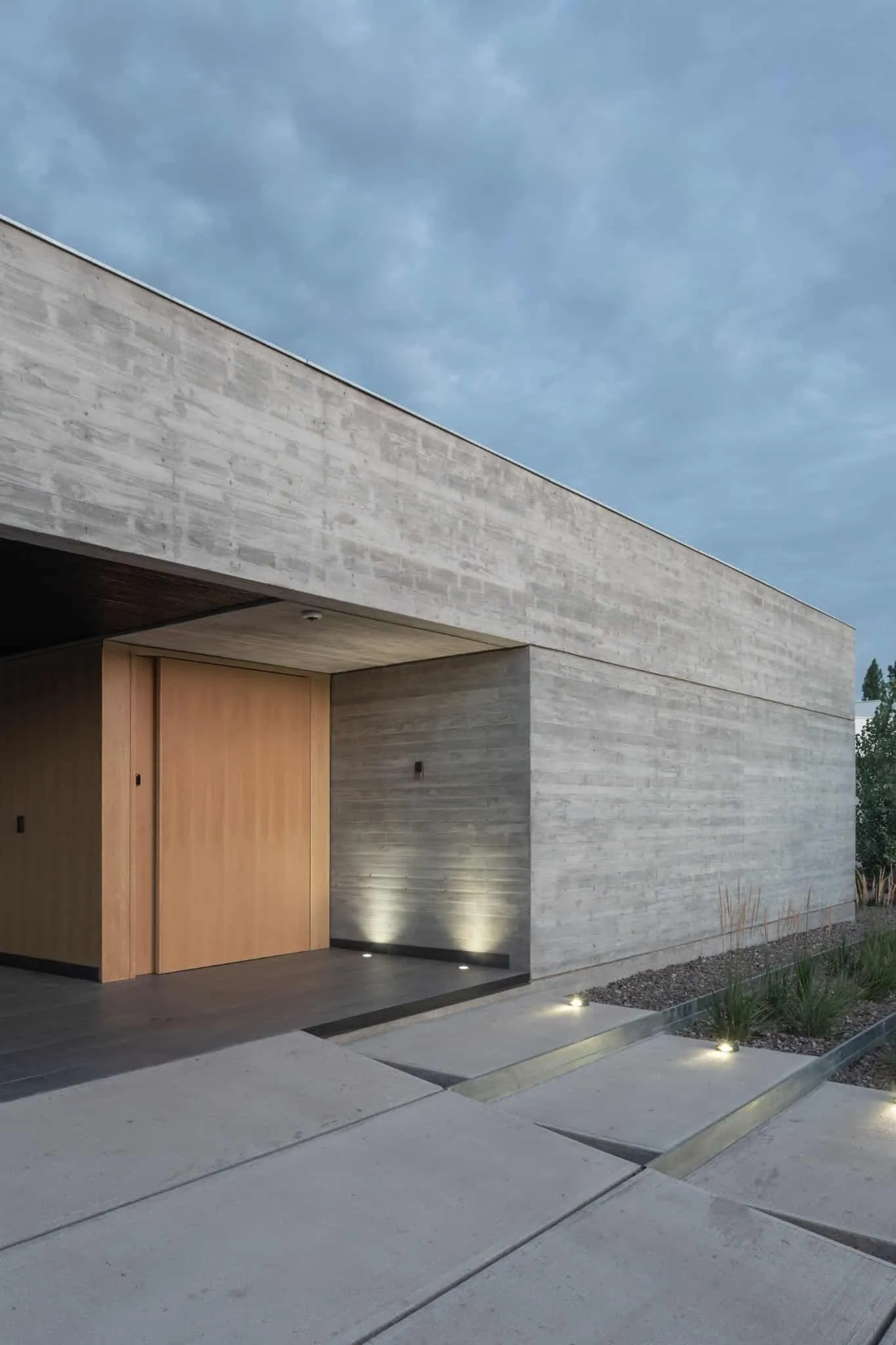 A4estudio设计的Casa Anabela带集成照明的入口台阶。