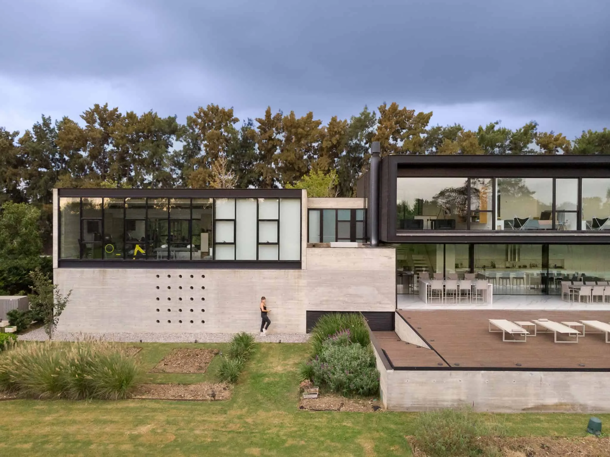 混凝土与玻璃组合的帕切科住宅细节