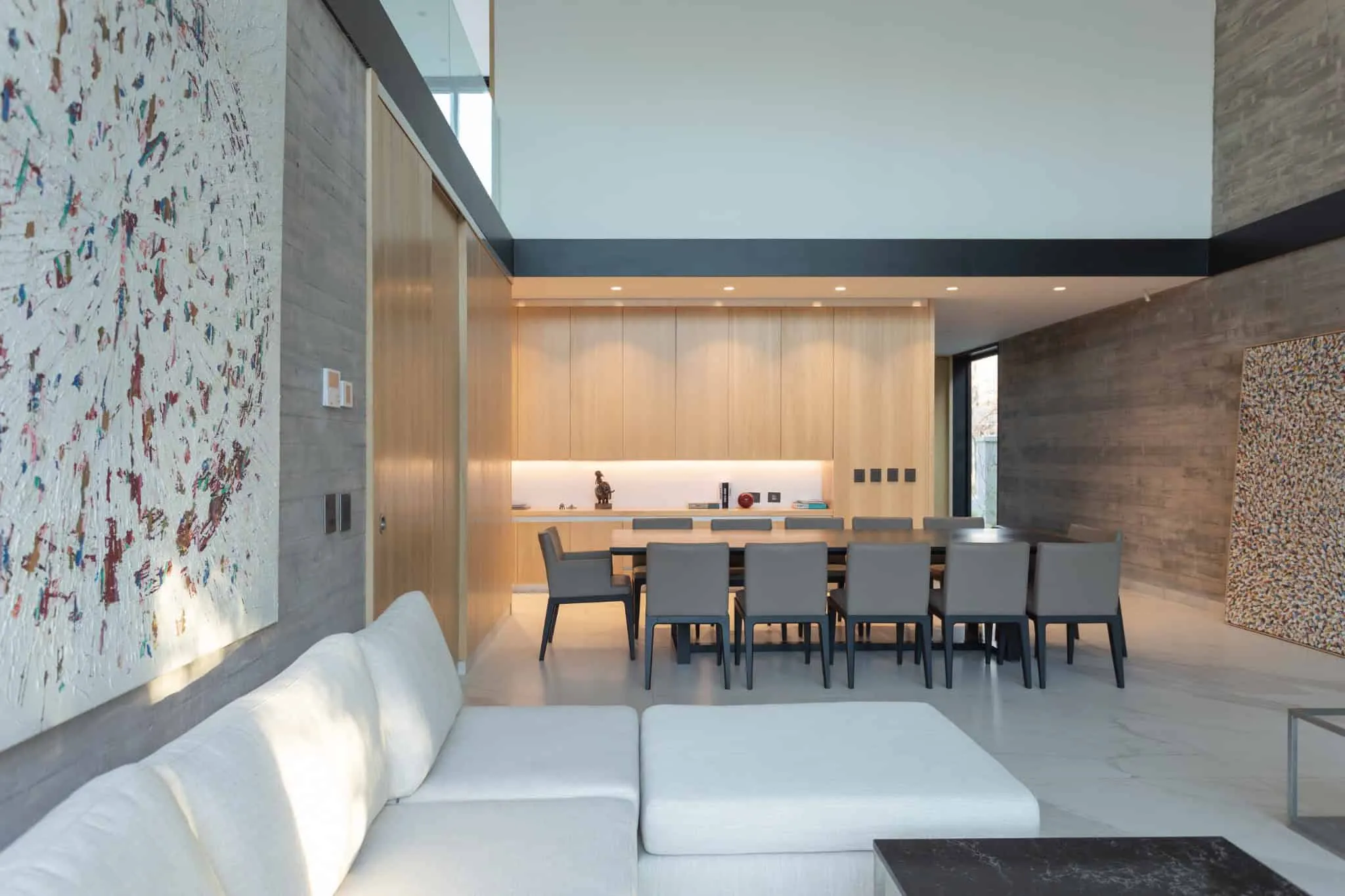 A4estudio设计的Kasa EE：餐厅与储藏区双层高