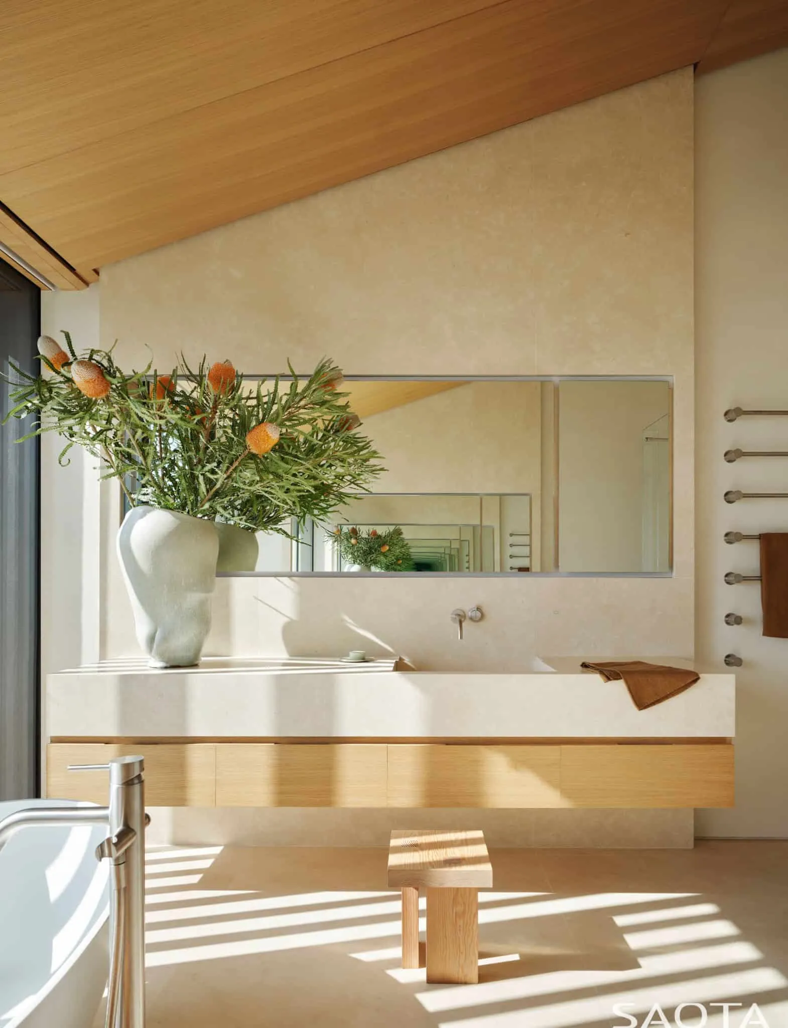 极简洗手间，配有大镜子和柔和照明