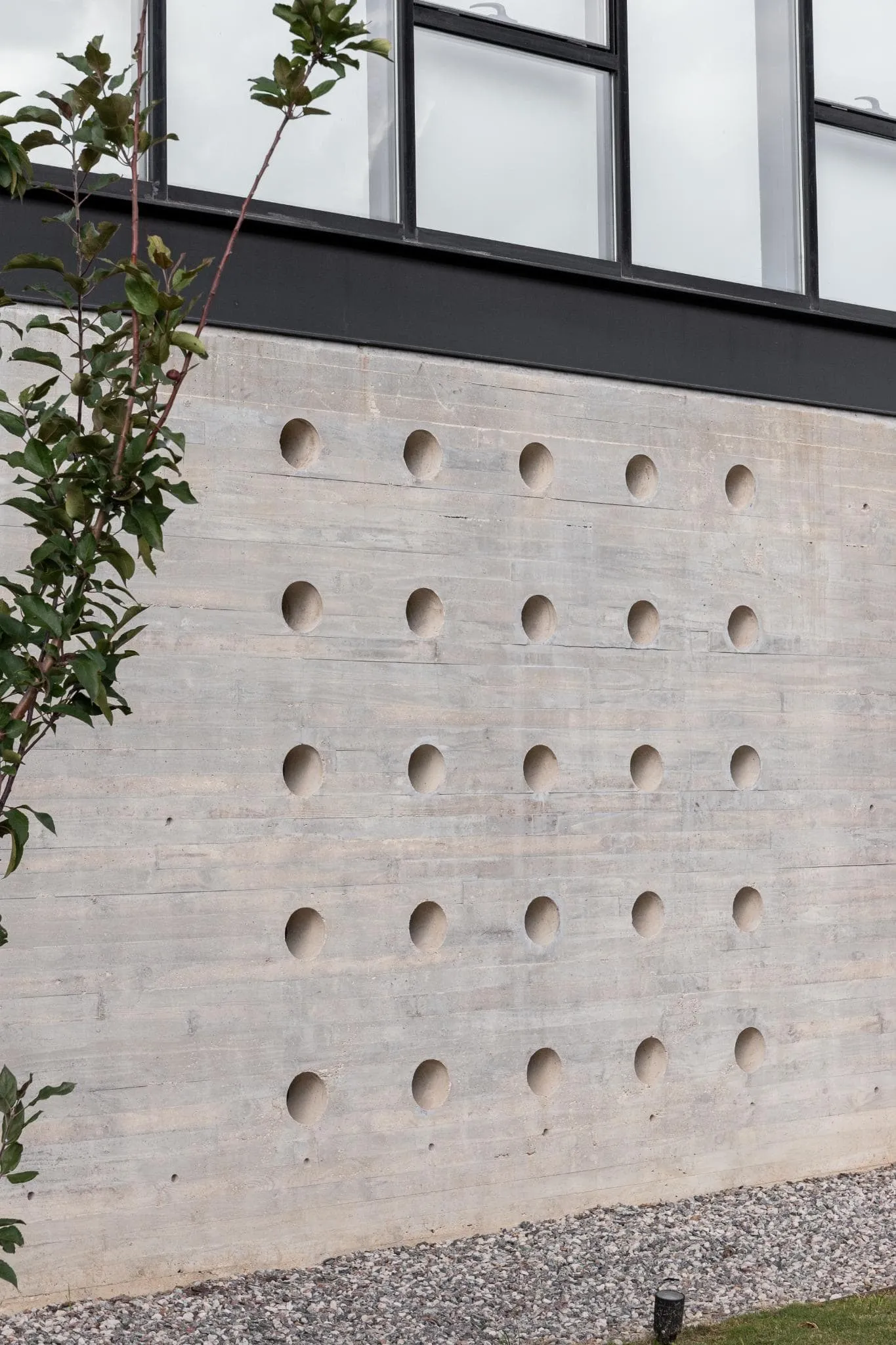 帕切科住宅底层穿孔混凝土立面特写