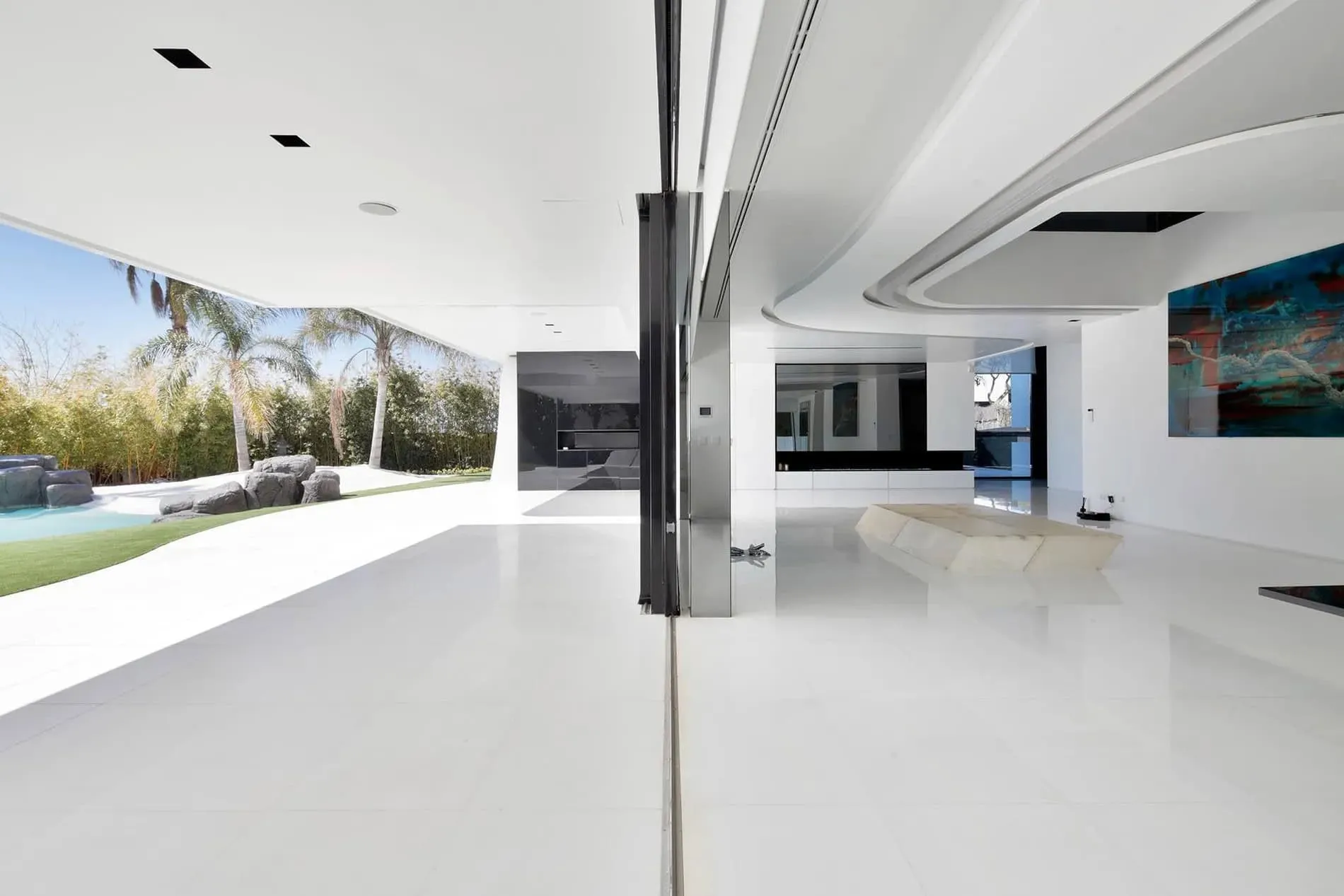 瓜马尔别墅几何背面立面，配有有机泳池和景观