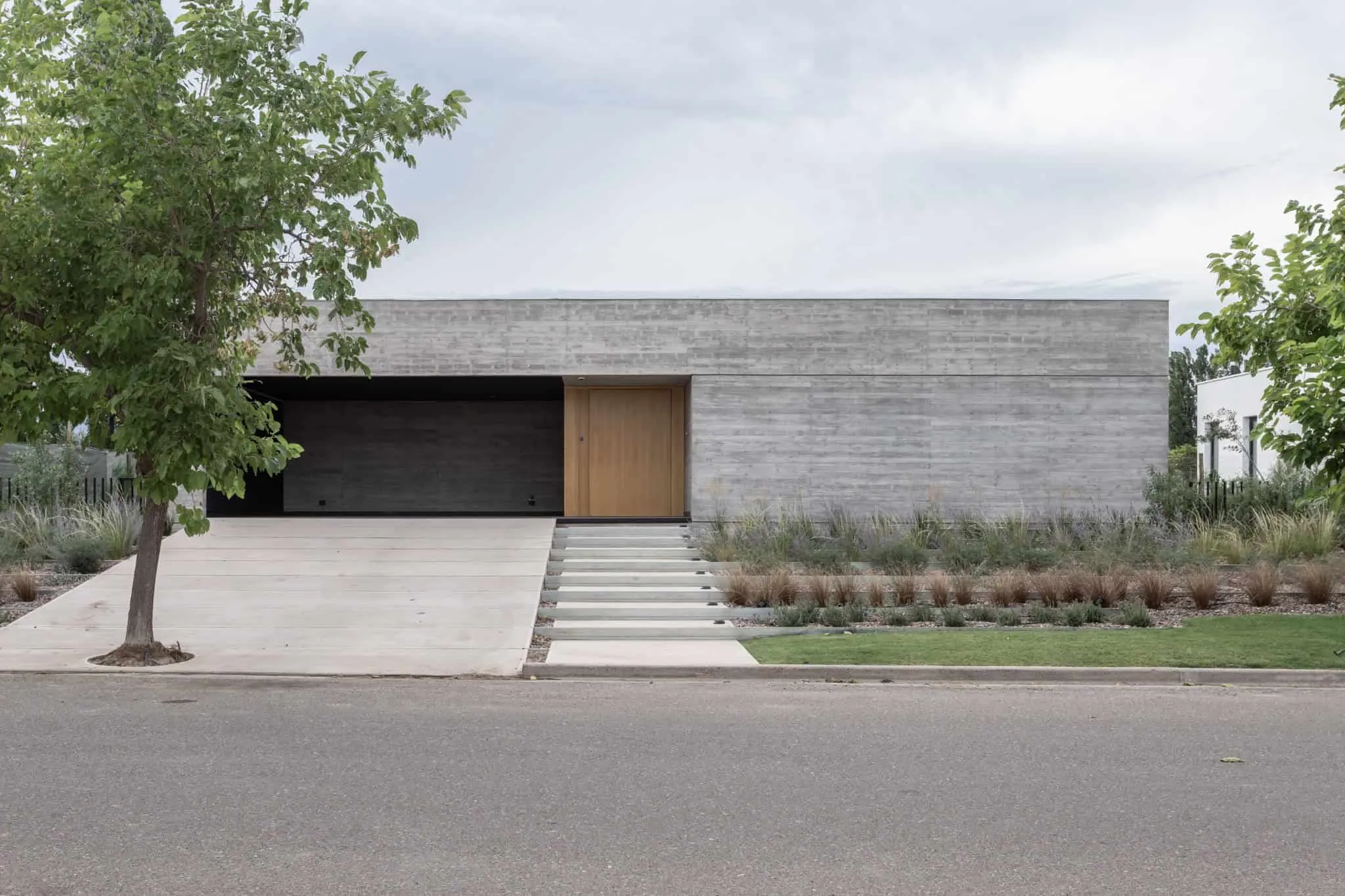 A4estudio设计的Casa Anabela阴天正面视图。