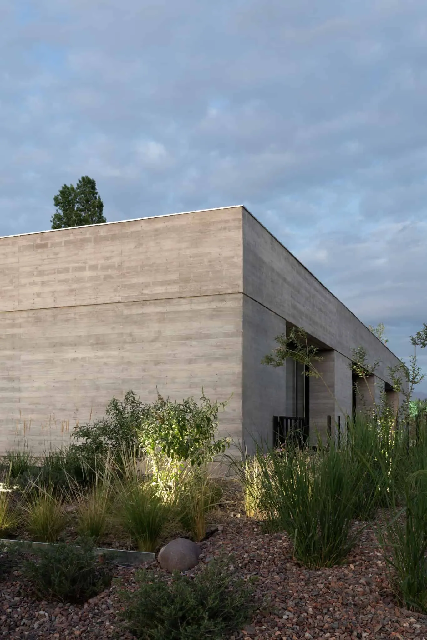 A4estudio设计的Casa Anabela角状混凝土几何结构。