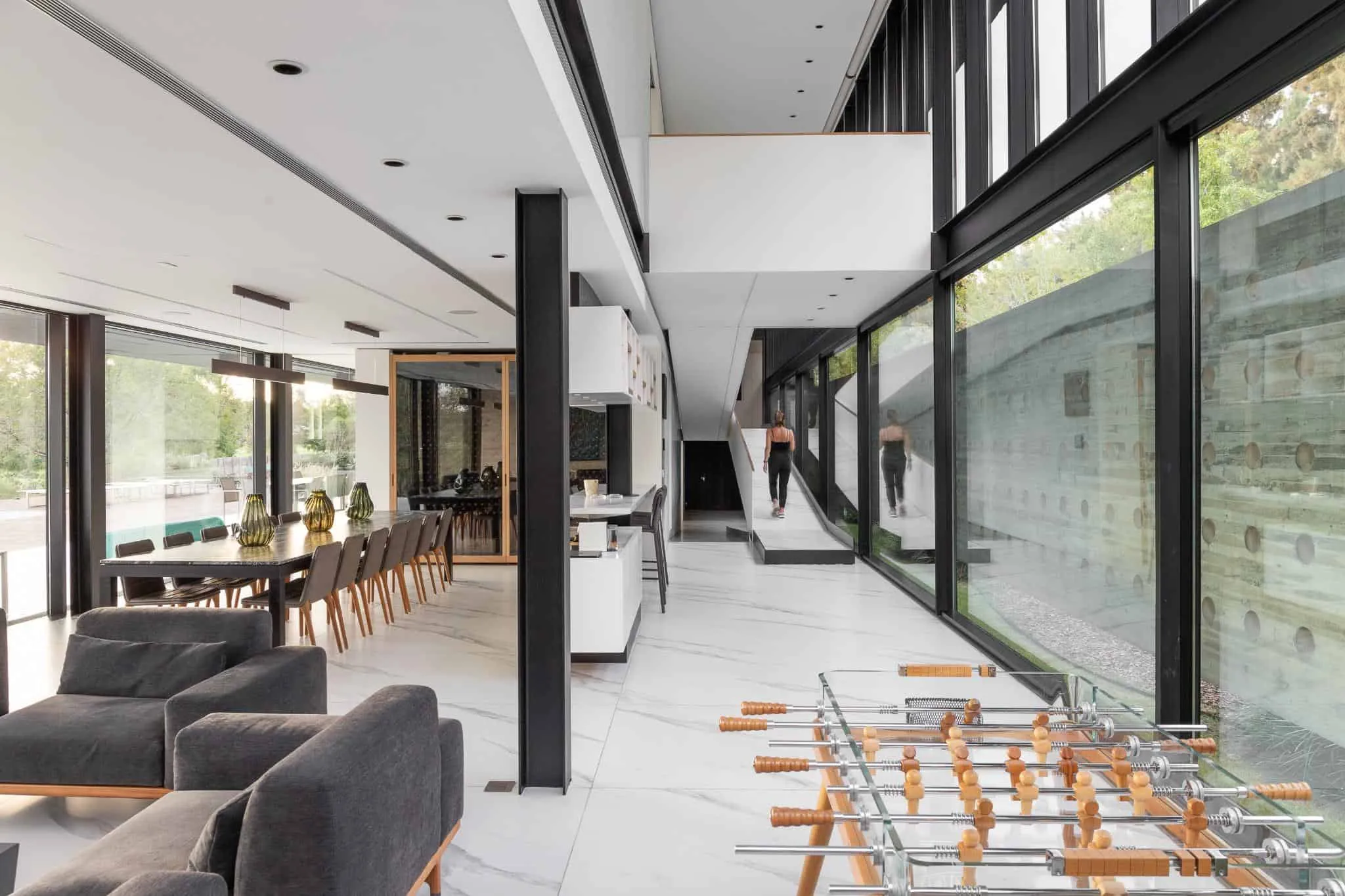 帕切科住宅开放餐厅和客厅，配有大窗户和餐桌