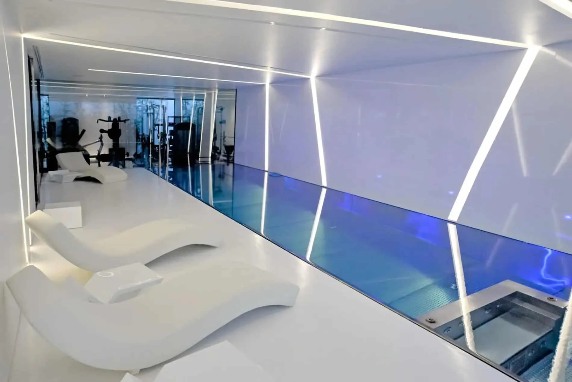 室内泳池和水疗休息区，靠近玻璃墙的家庭健身房