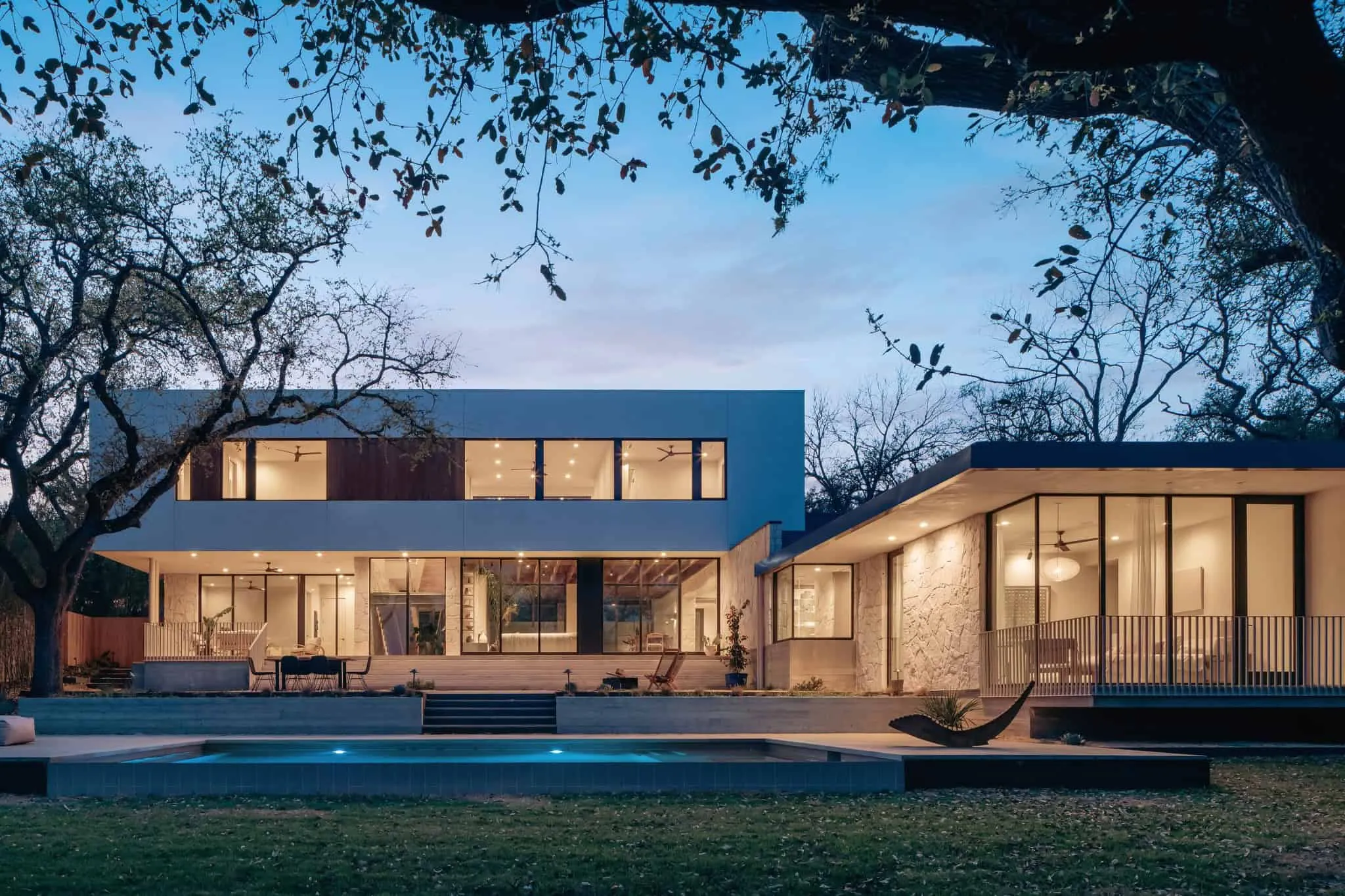 Полный фасад Casa Solis днем с чистыми современными линиями.