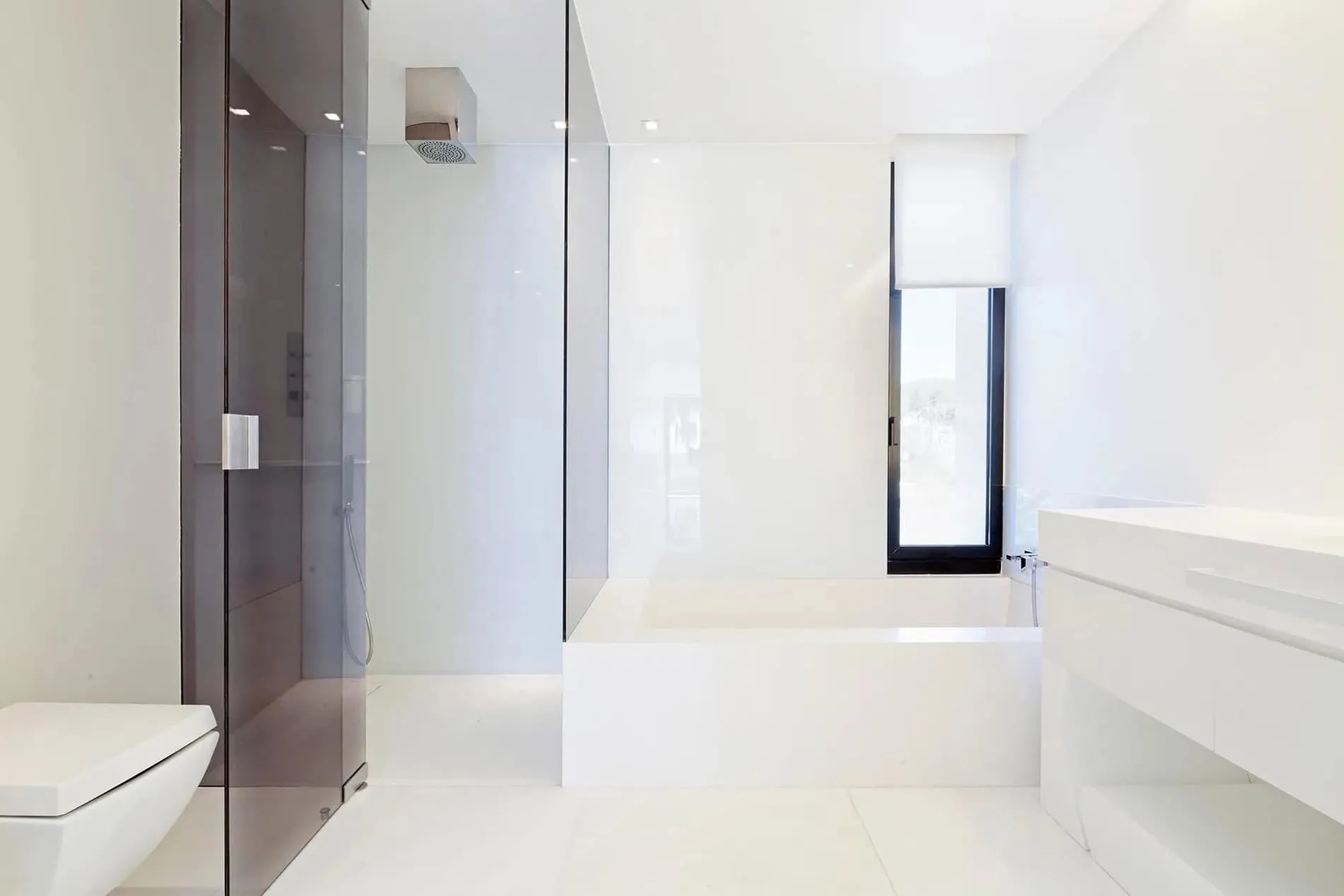 现代白色浴室，配有淋浴和矩形浴缸