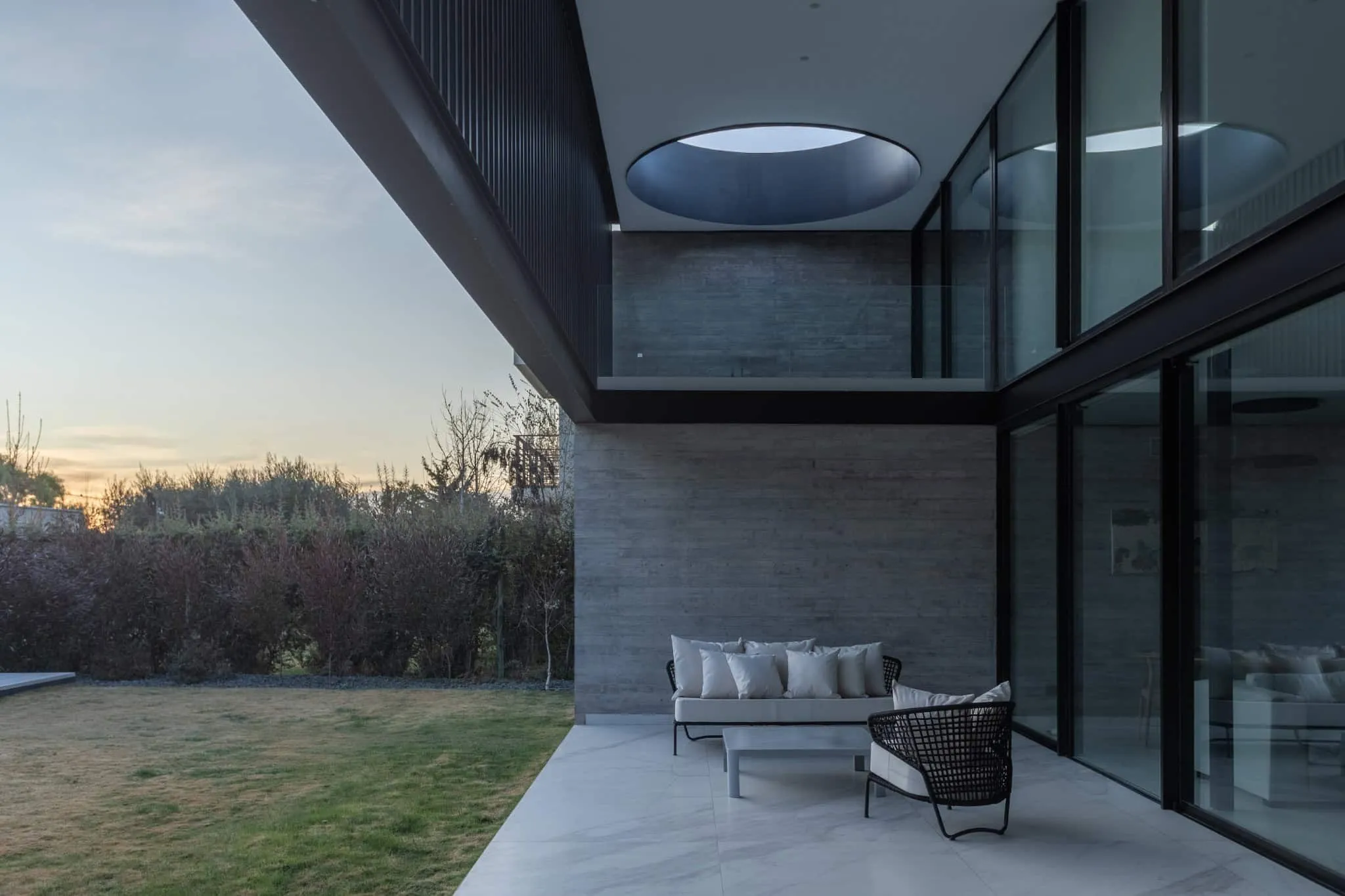 A4estudio设计的Kasa EE：现代住宅庭院休闲区