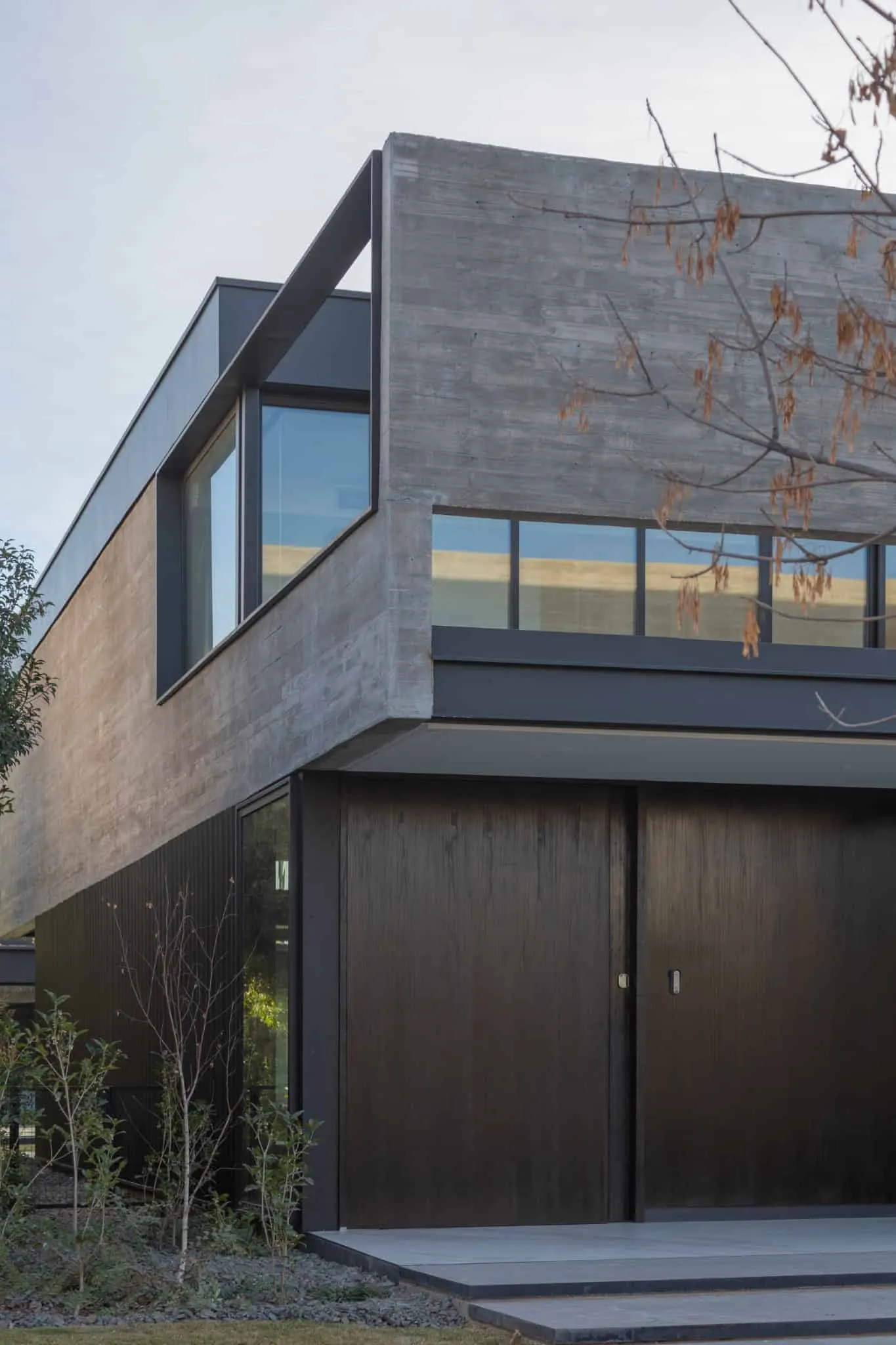 A4estudio设计的Kasa EE：现代住宅前角细节