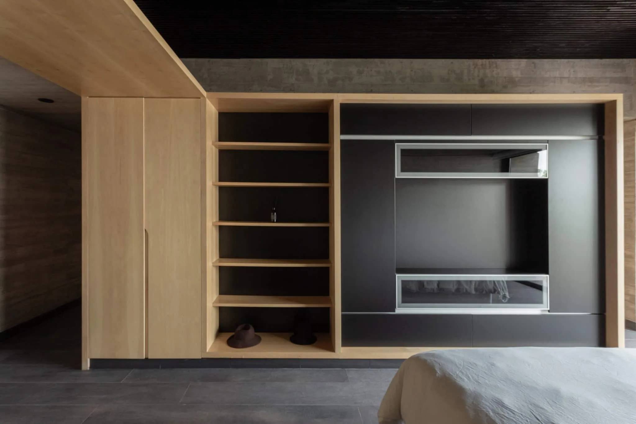 A4estudio设计的Casa Anabela黑色与木质书架。