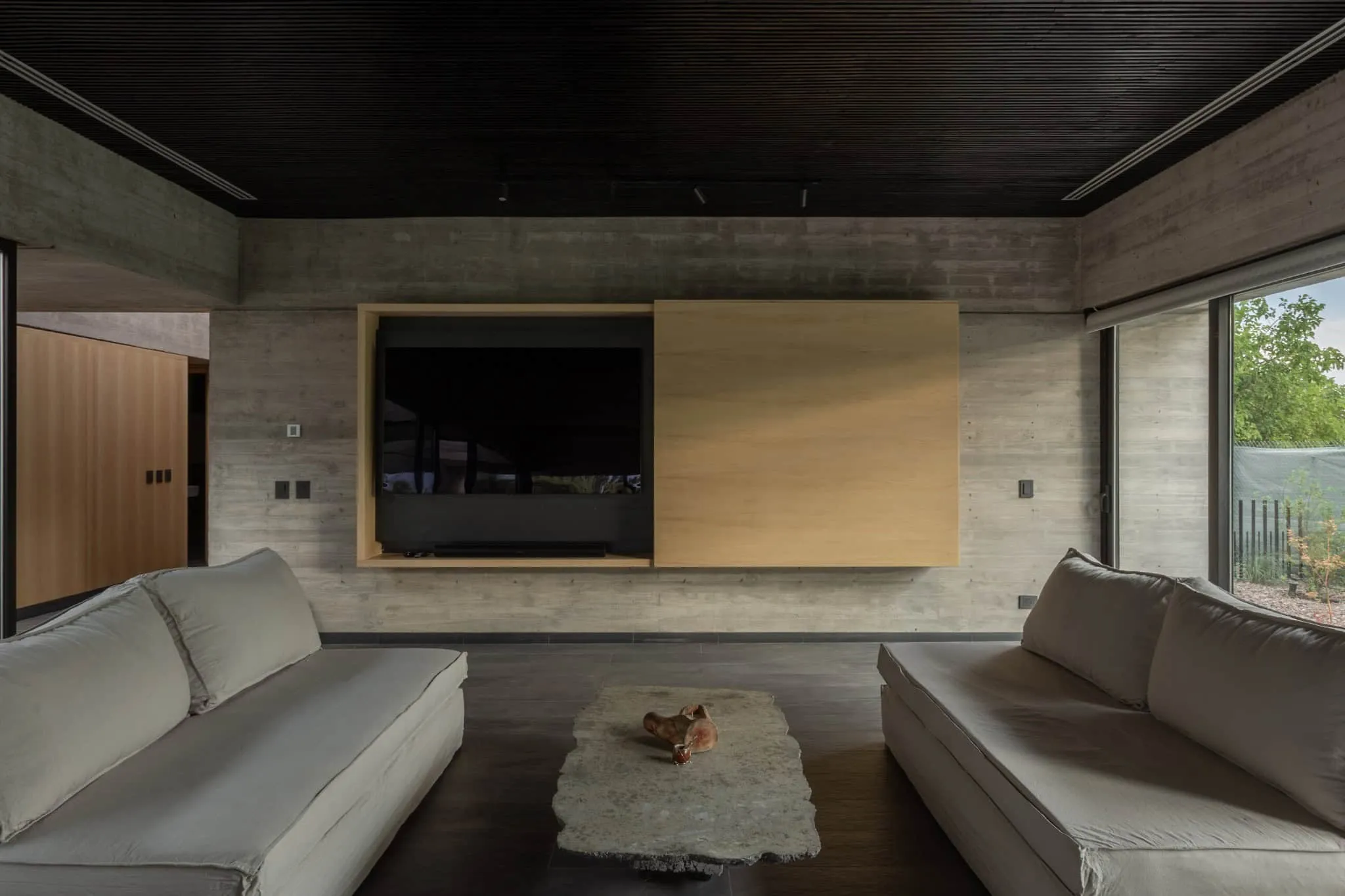 A4estudio设计的Casa Anabela嵌入式简约电视墙。