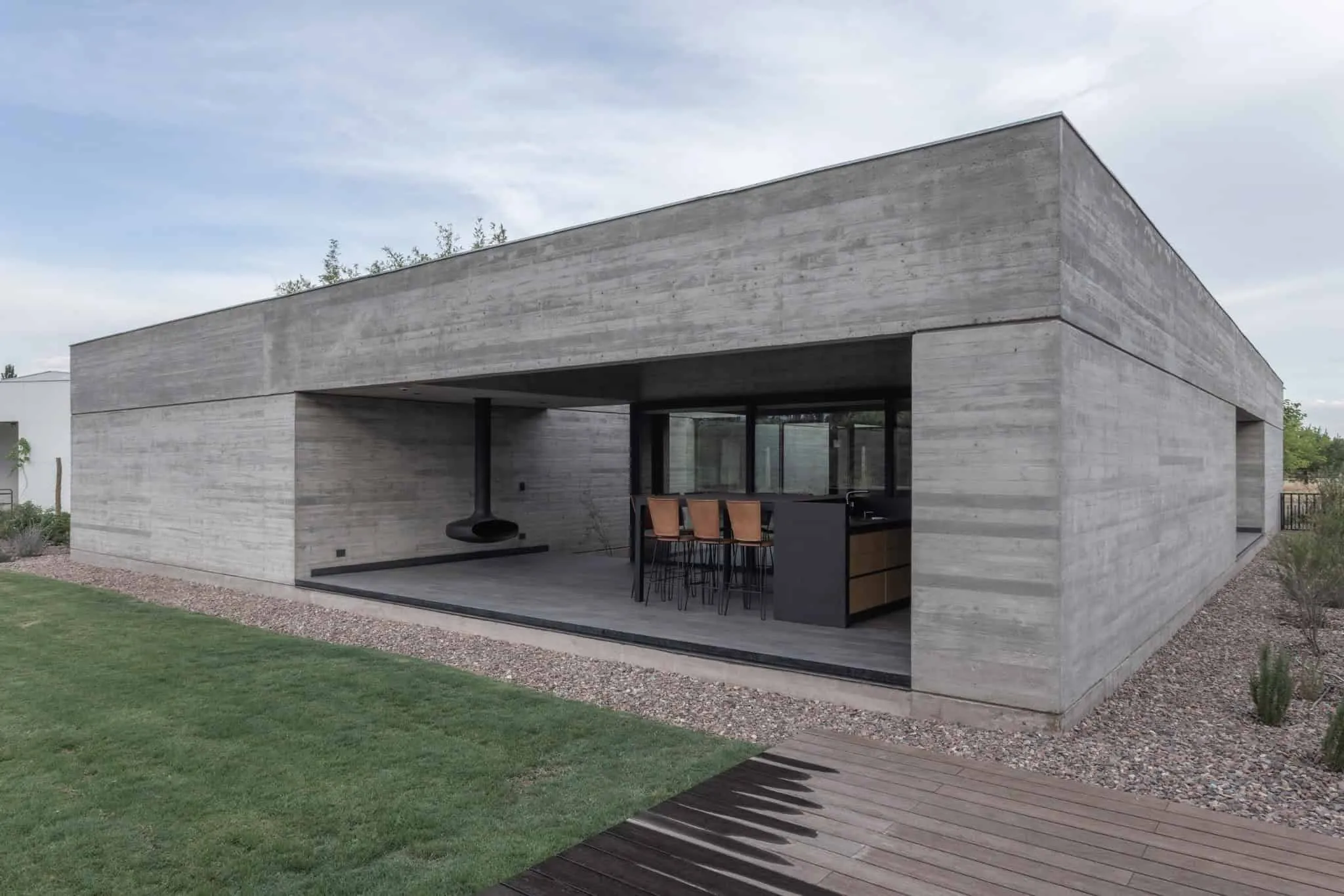 A4estudio设计的Casa Anabela侧视开放混凝土体积。