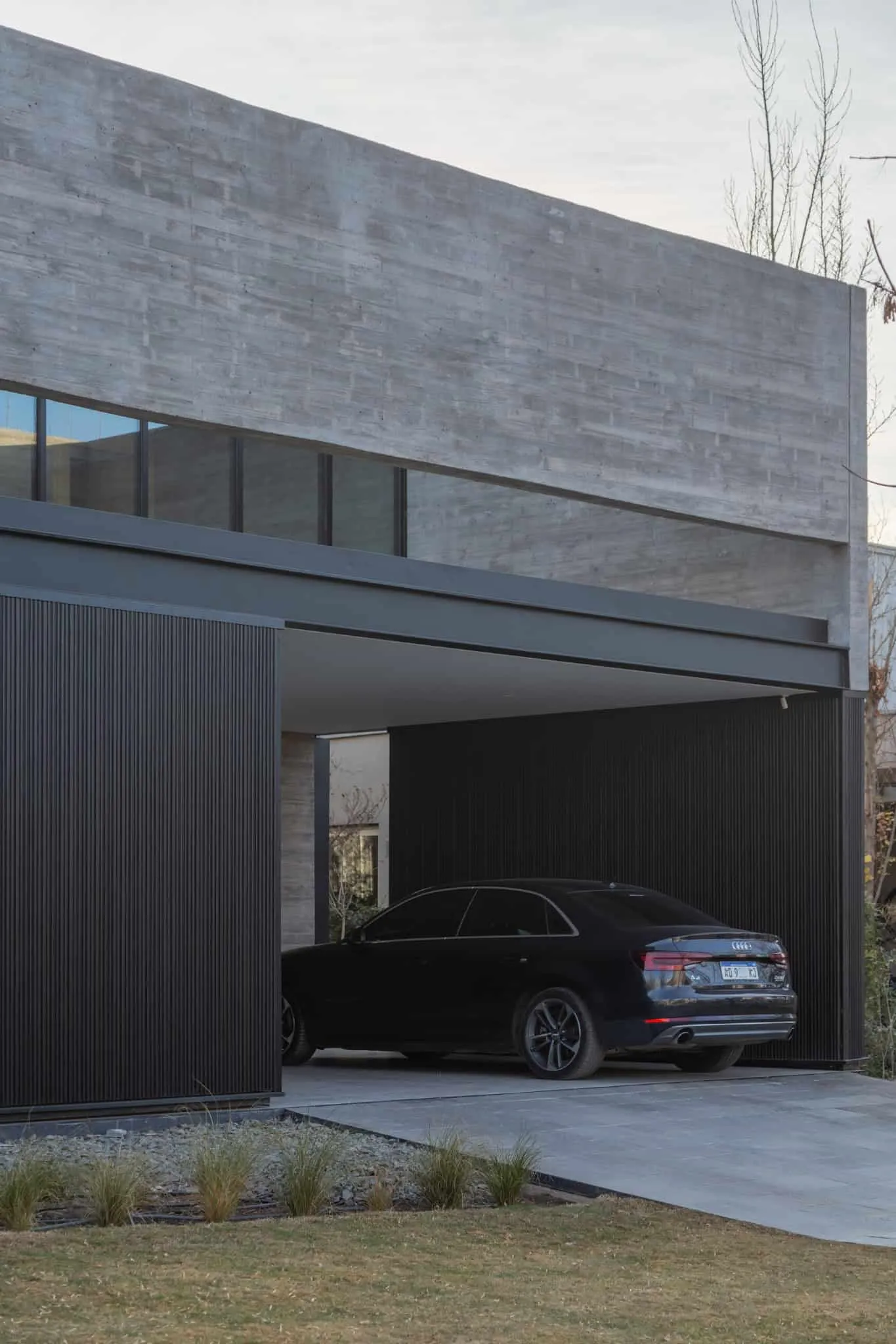 A4estudio设计的Kasa EE：混凝土住宅侧视图与车库