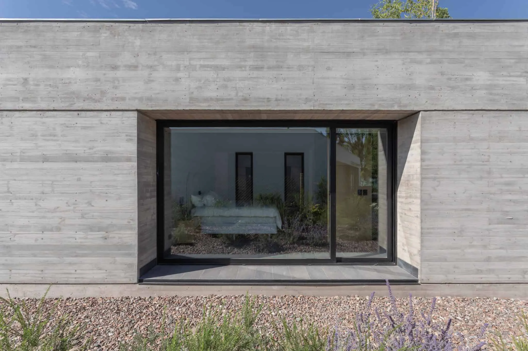 A4estudio设计的Casa Anabela卧室窗户特写。