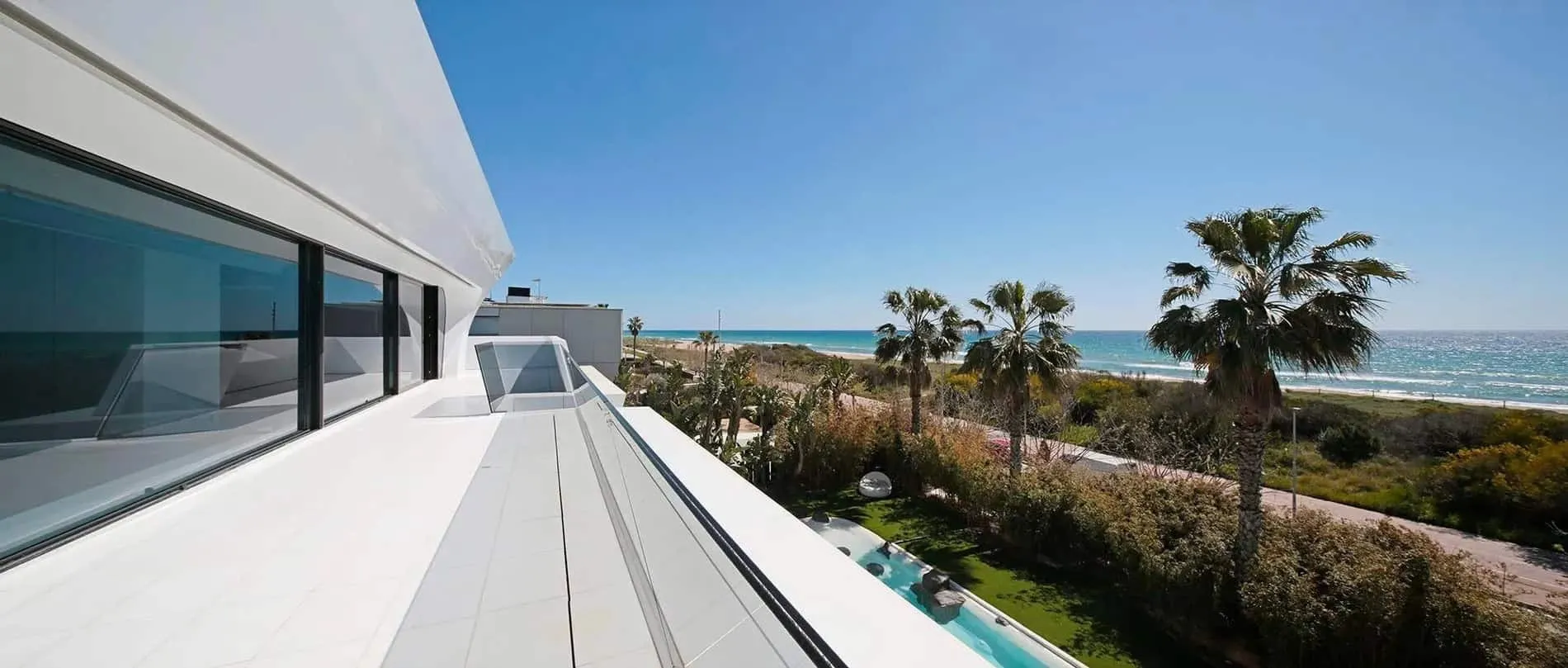 极简水疗环境中的不锈钢水疗浴缸