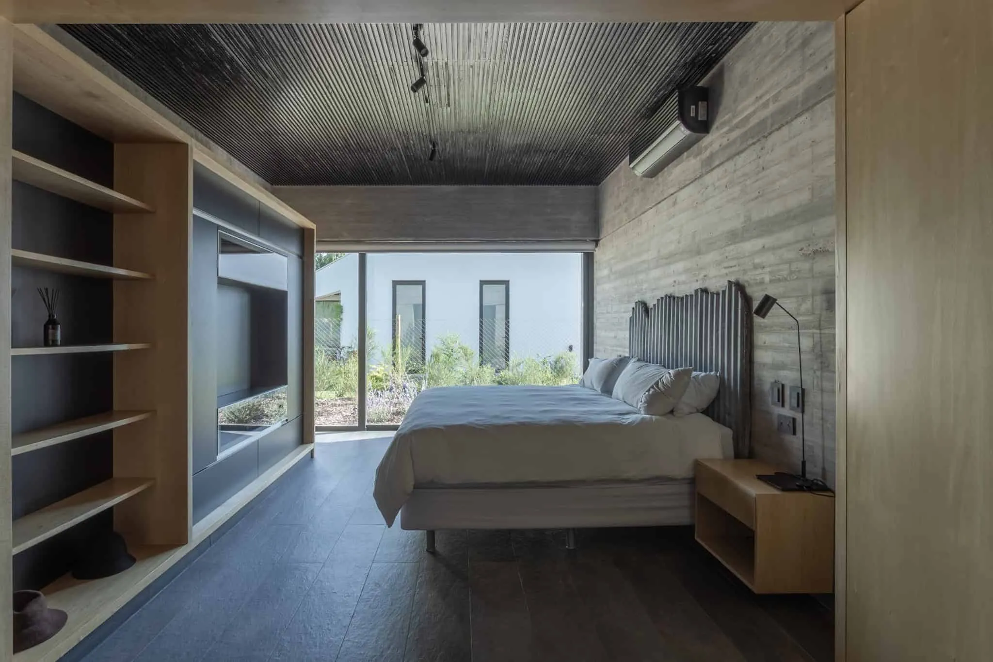 A4estudio设计的Casa Anabela带有波纹床头板的卧室。