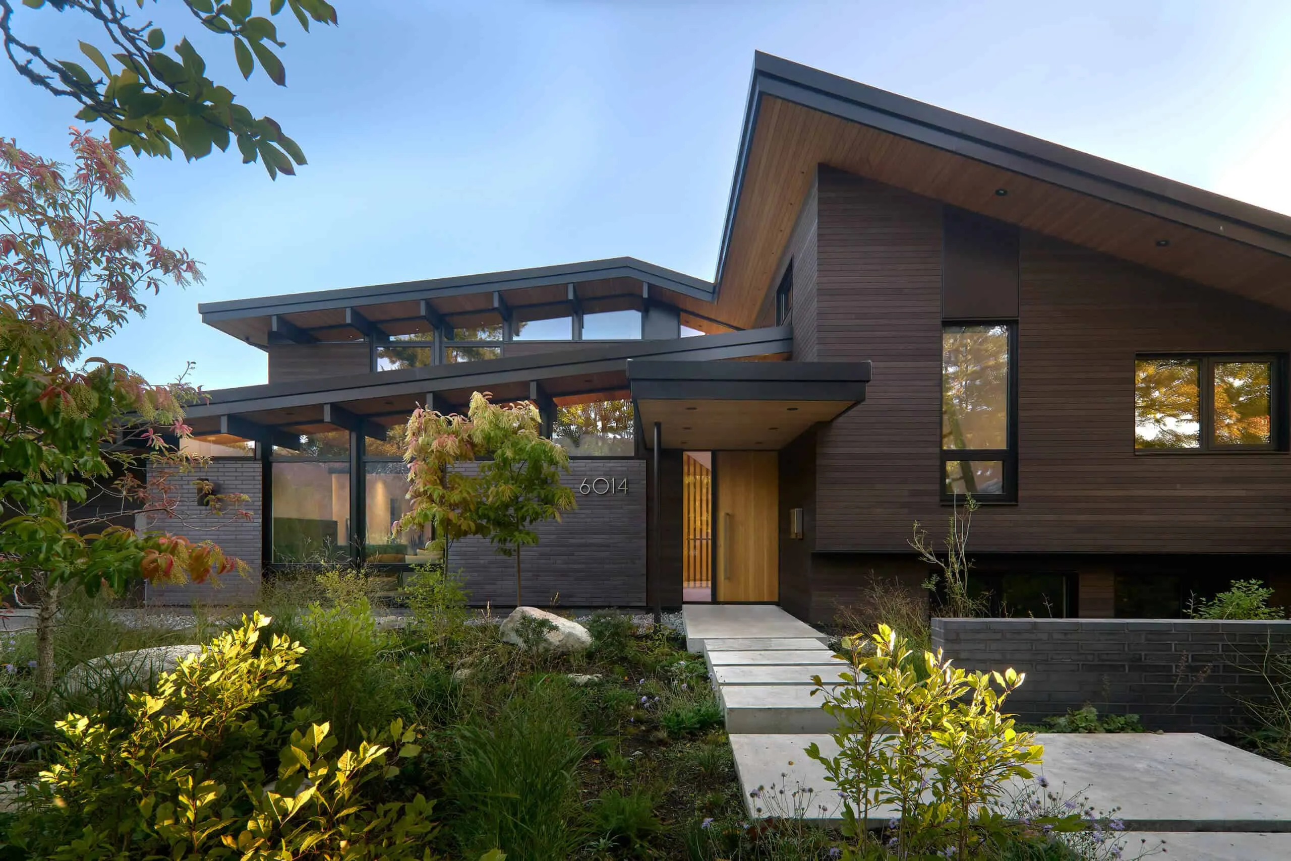 Modern house with a shed roof, clerestory windows and horizontal wooden cladding