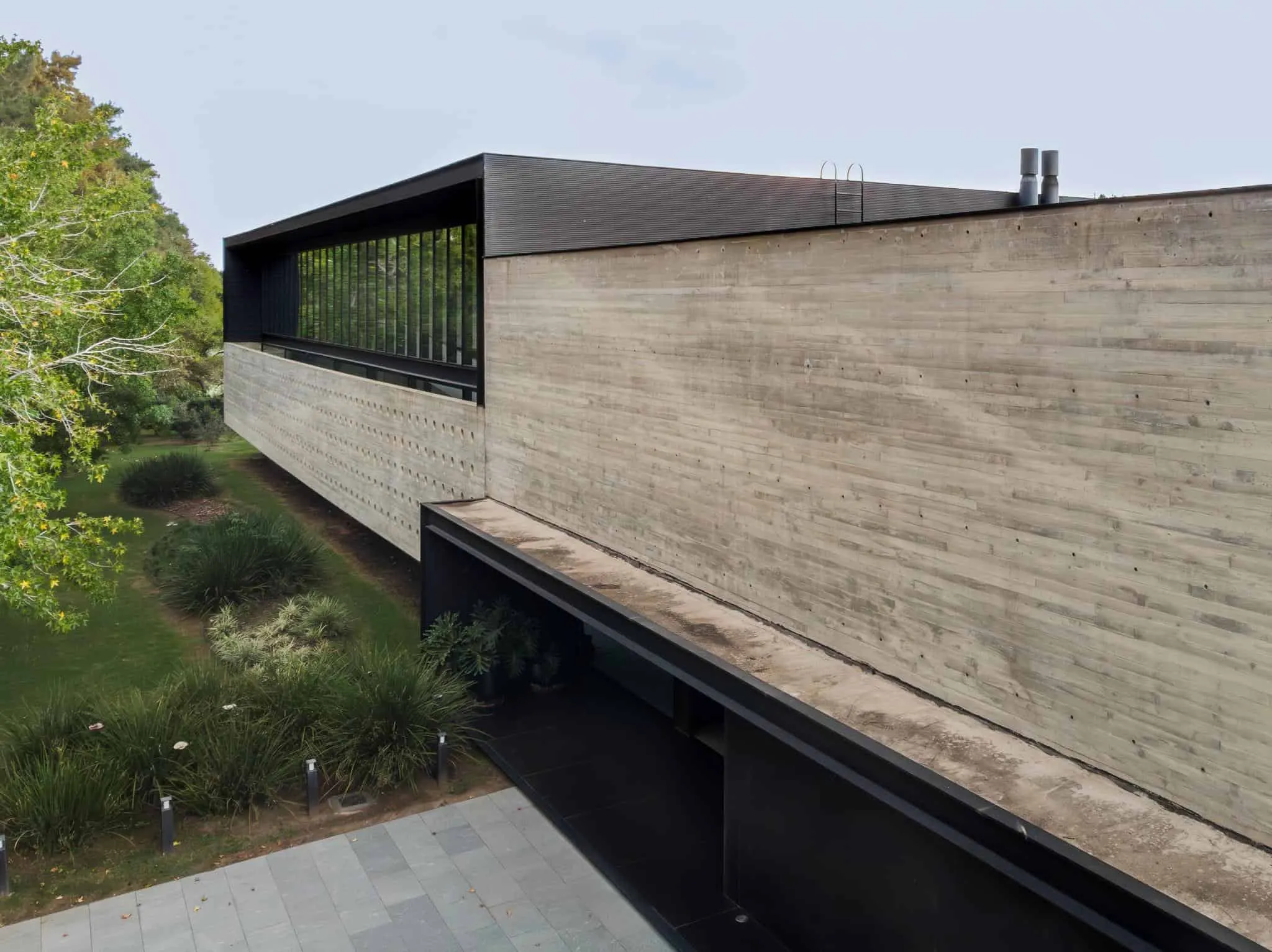 A4estudio设计的帕切科住宅突出上部结构的航拍图