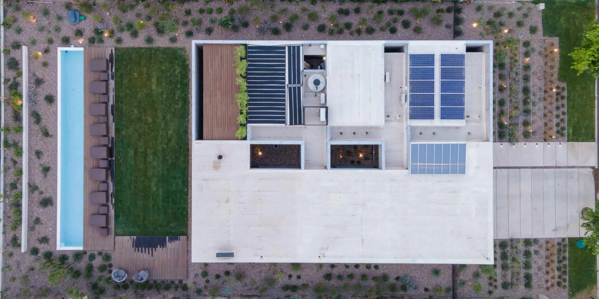 A4estudio设计的Casa Anabela屋顶俯视图与太阳能装置。