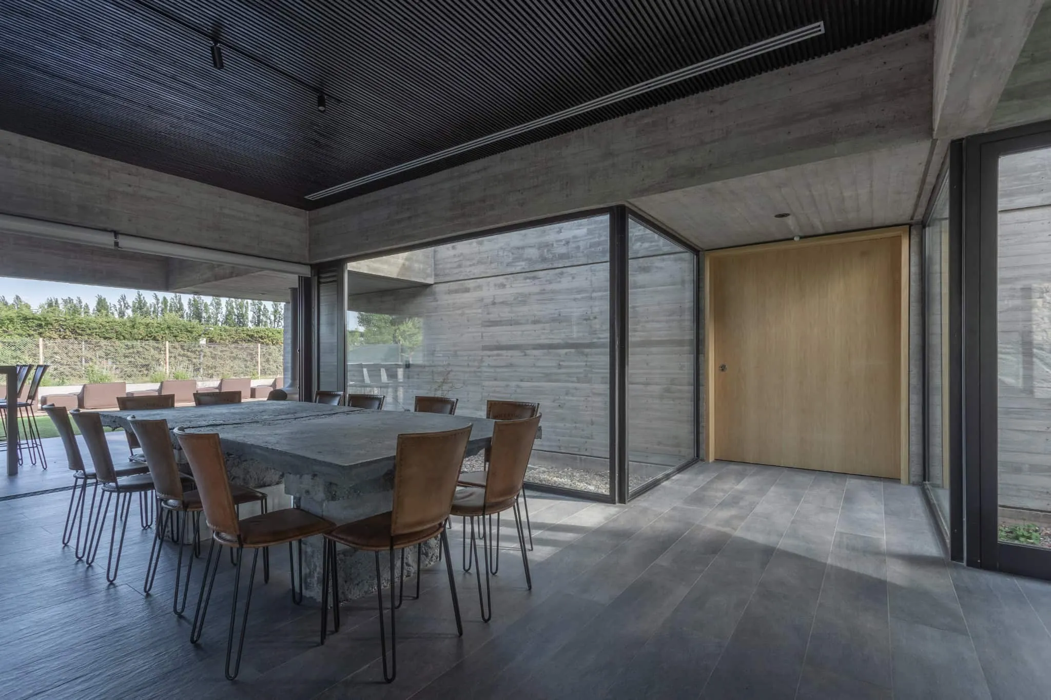 A4estudio设计的Casa Anabela玻璃框架用餐角。