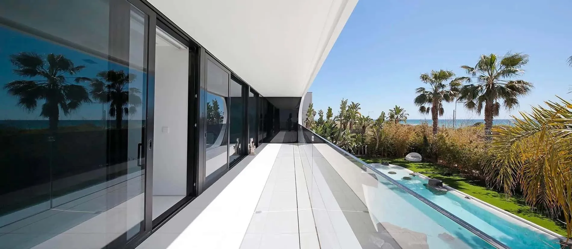 豪华浴室，配有长镜子、海景和装饰性细节，展示瓜马尔别墅