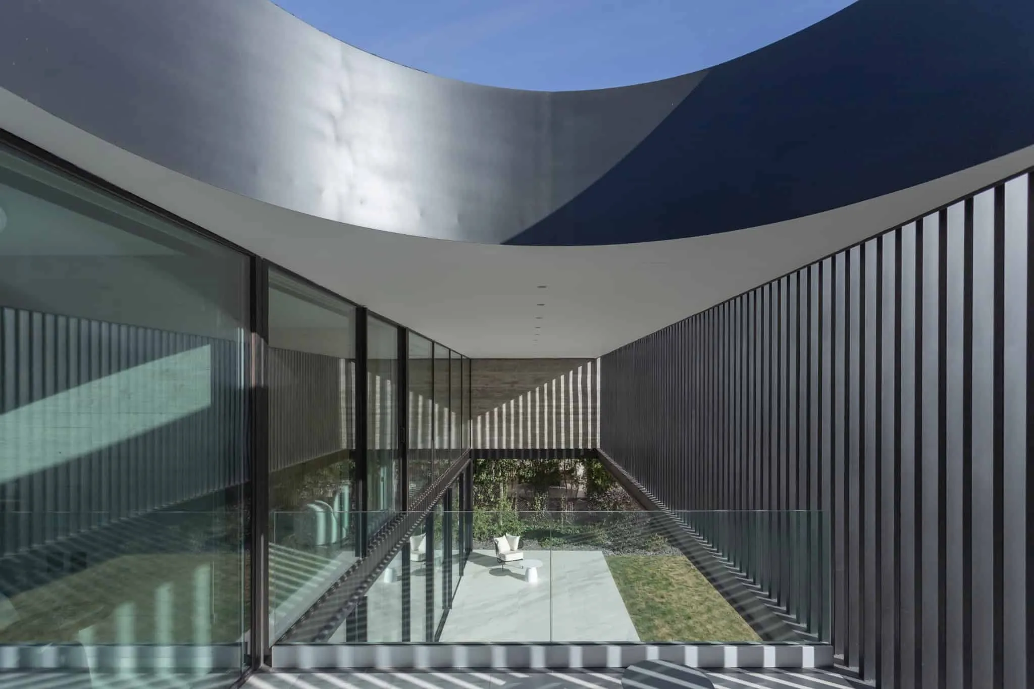 A4estudio设计的Kasa EE：庭院内部与弯曲采光井