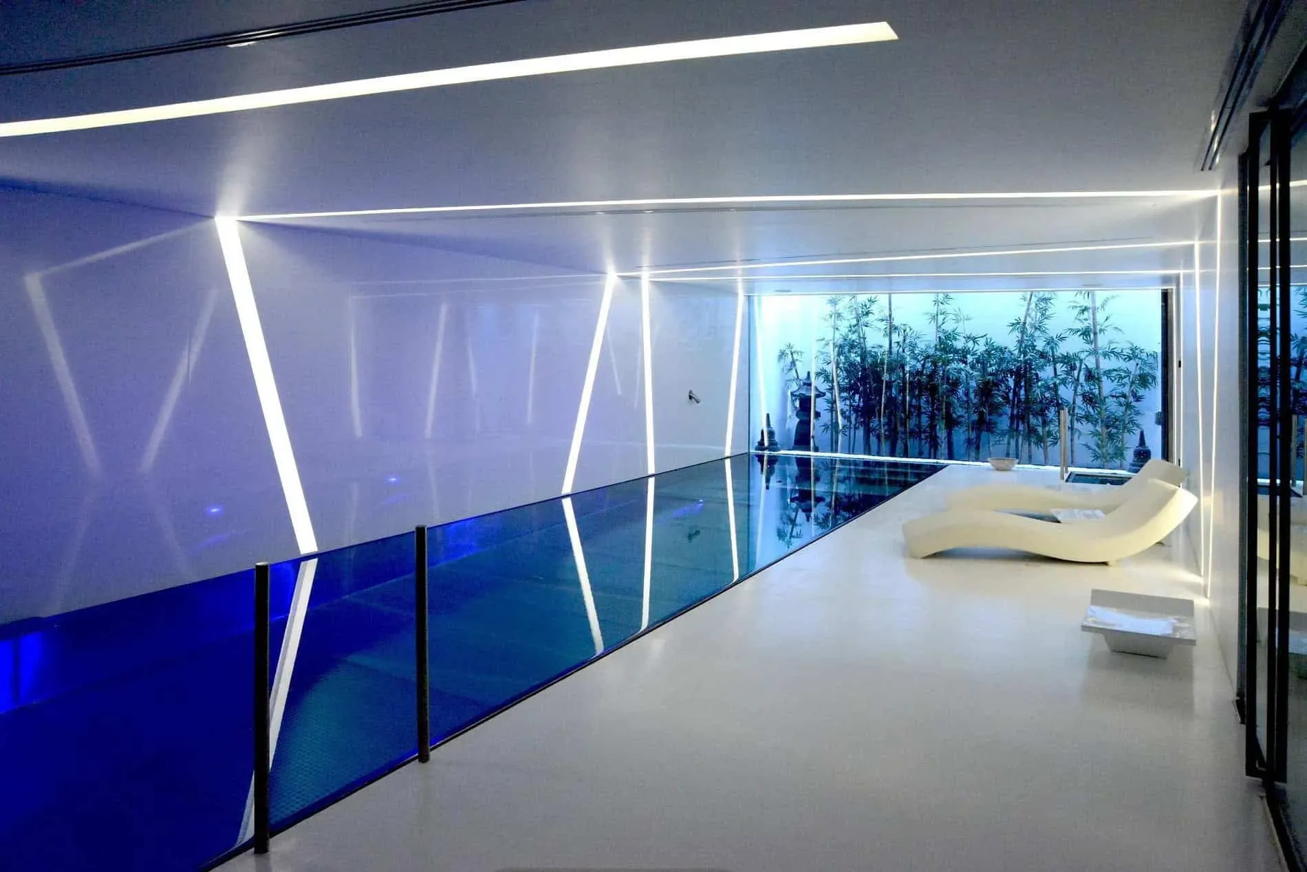 高台露台，配有海景和白色雕塑墙