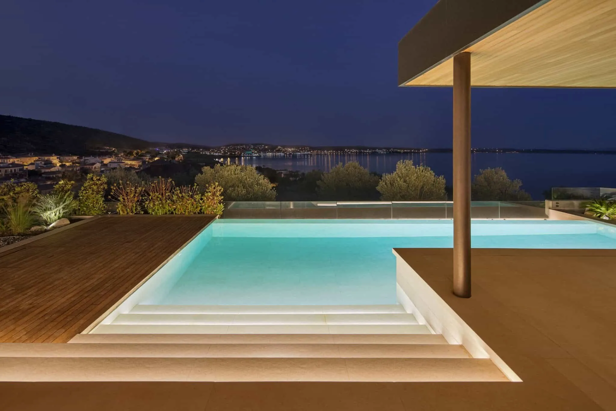 Casa Solis泳池夜晚景象，背景为海湾灯光