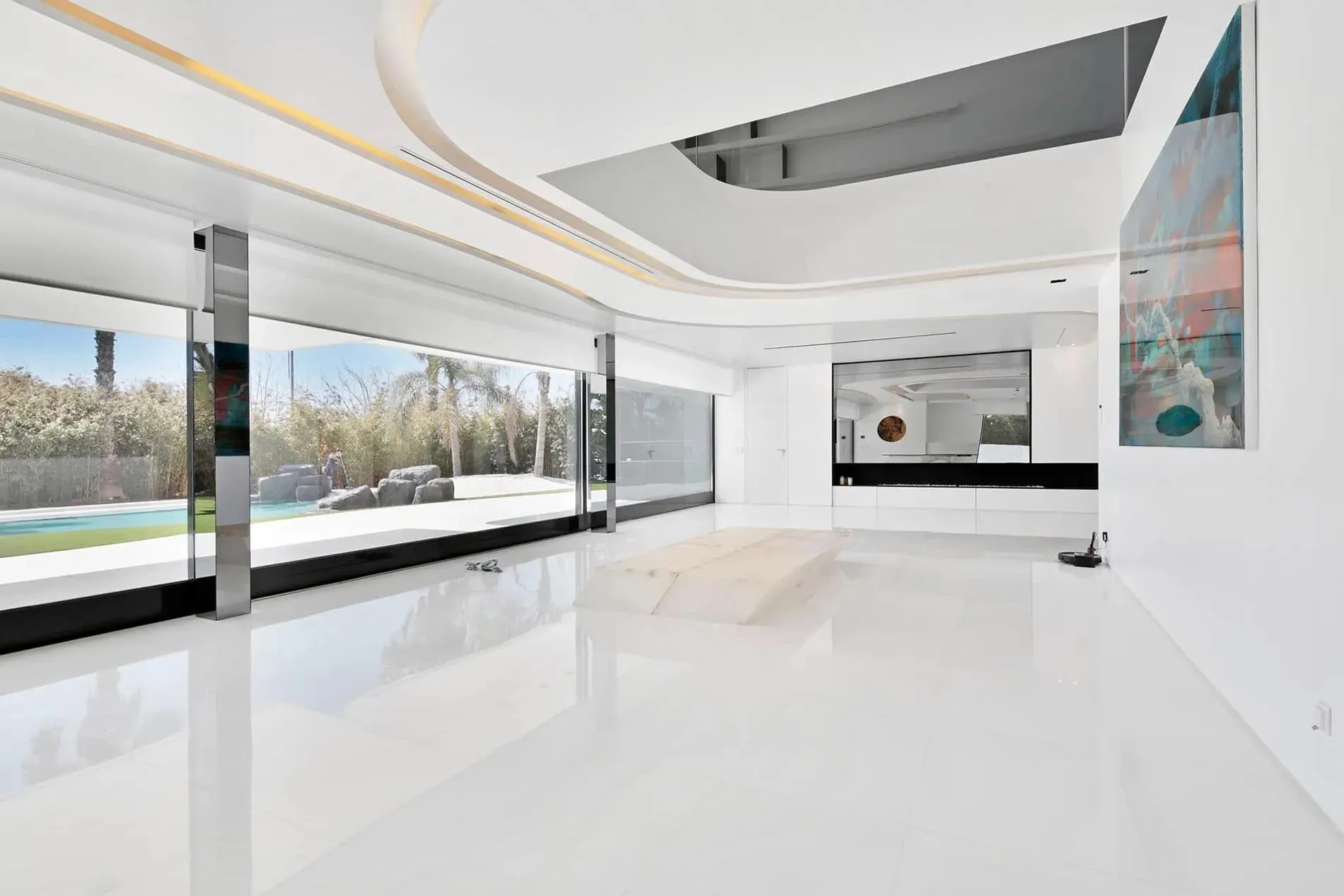 厨房和餐厅，配有通往热带花园的直接通道和泳池景观