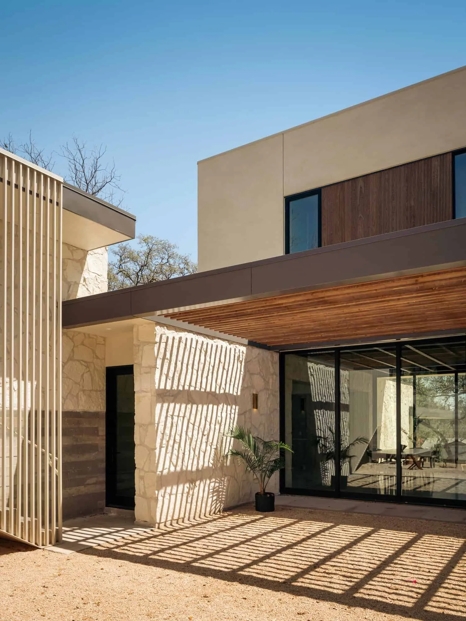 Современный вечерний вид на Casa Solis с подсвеченными интерьерами и стеклянным фасадом.