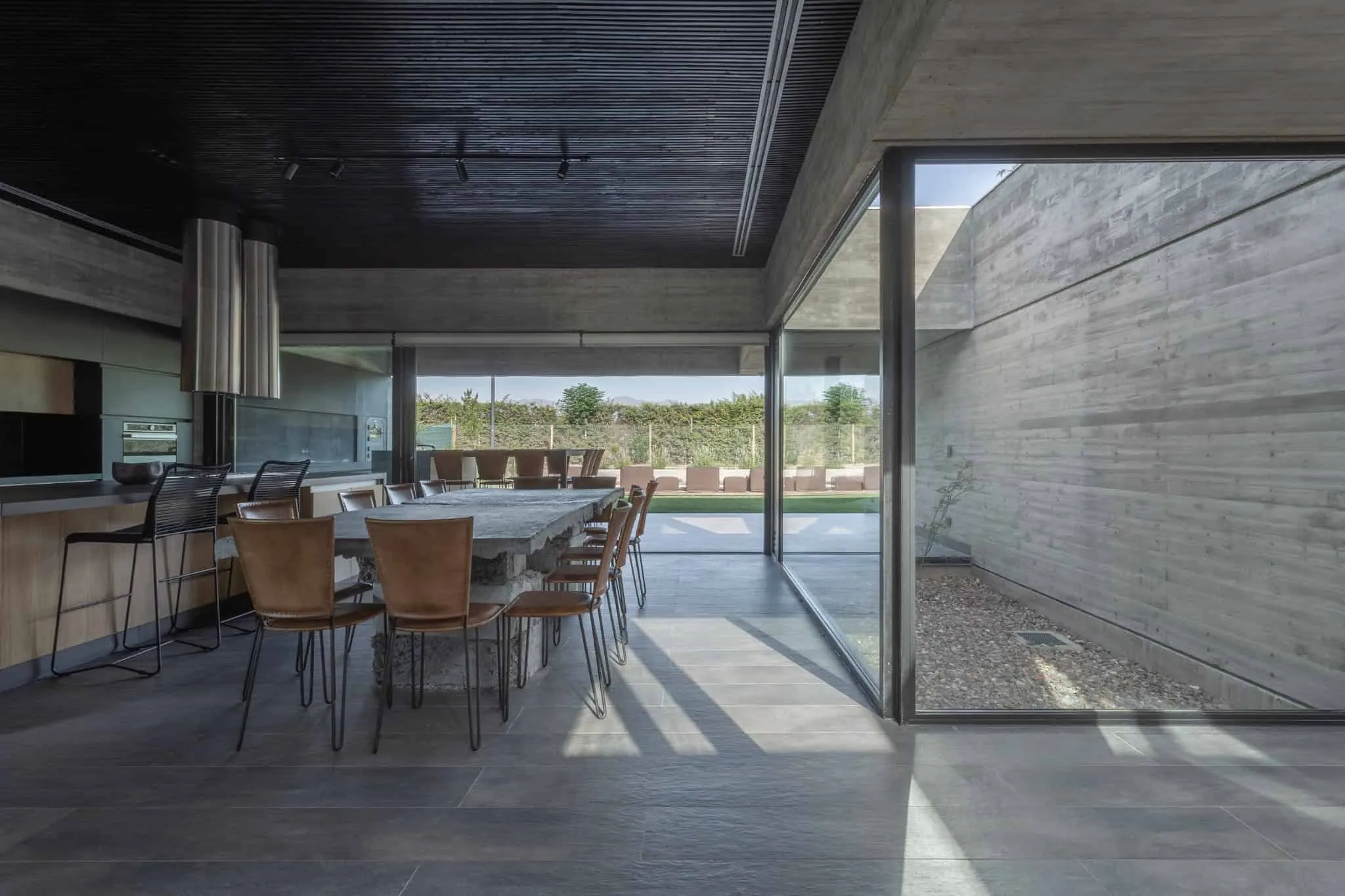 A4estudio设计的Casa Anabela餐厅望向花园。