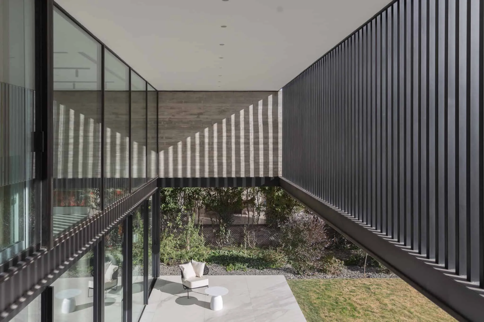 A4estudio设计的Kasa EE：上层露台与阴影条纹