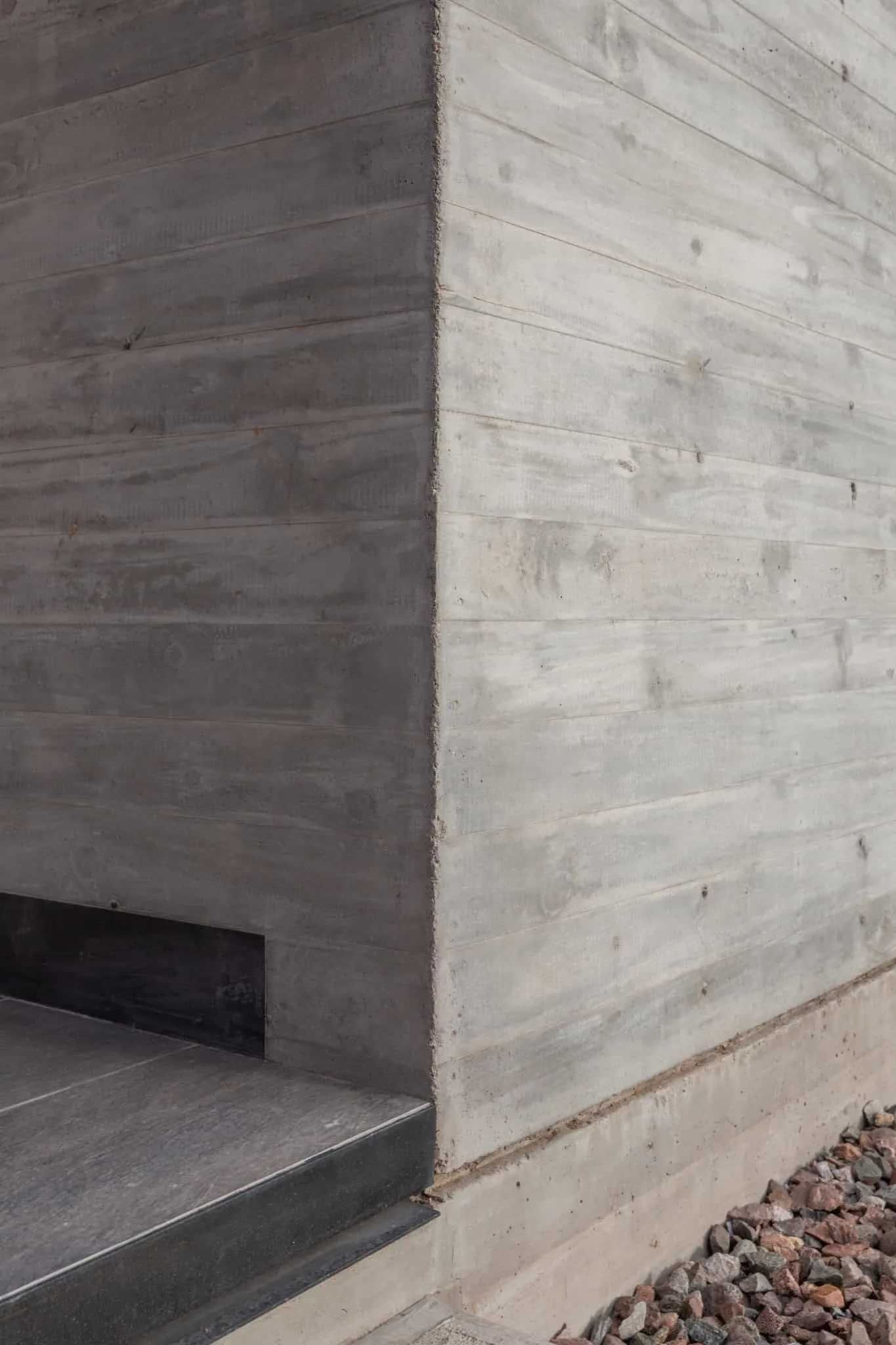 A4estudio设计的Casa Anabela混凝土角落纹理特写。