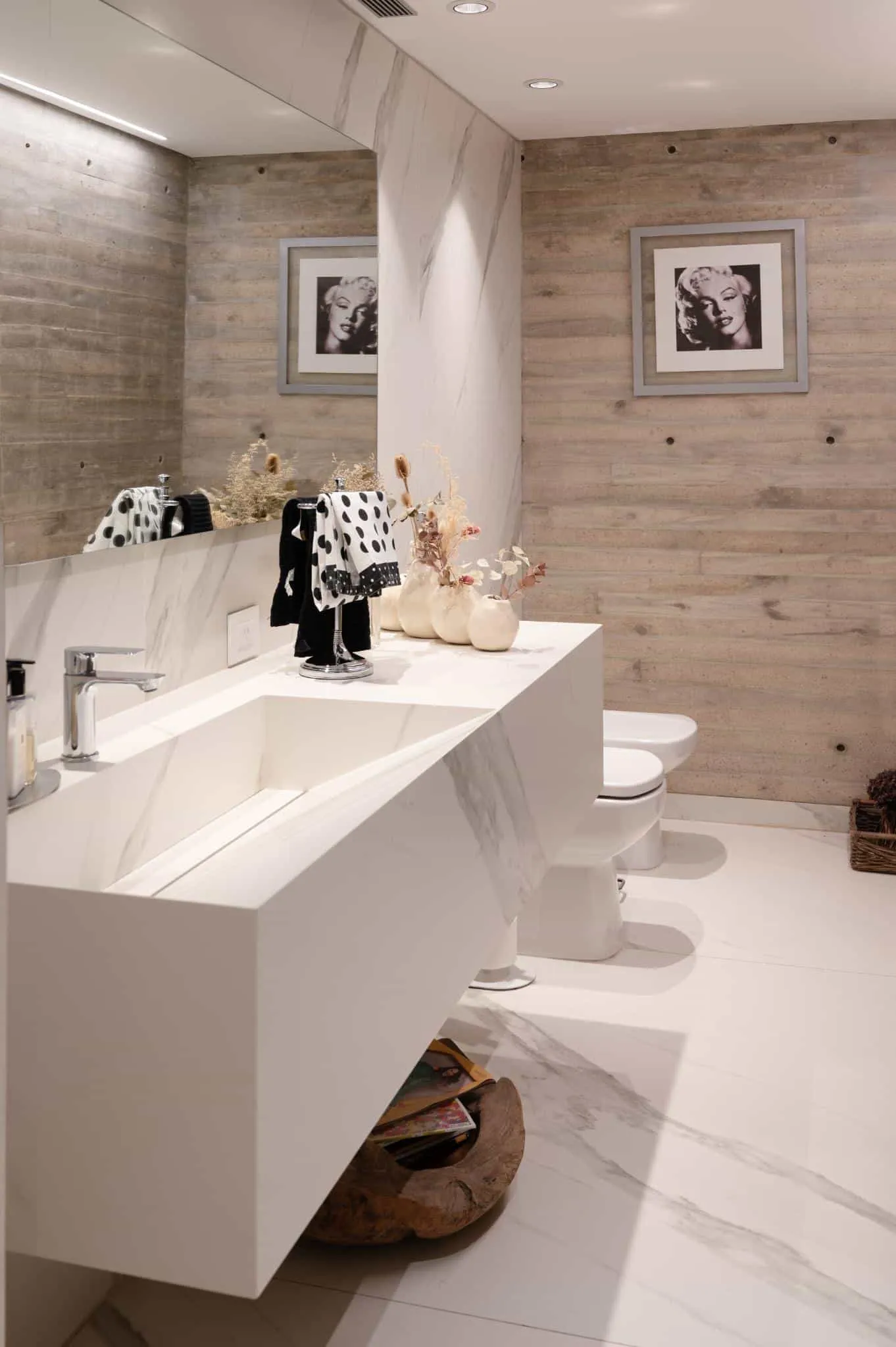 帕切科住宅内部浴室，混凝土墙面纹理与优雅大理石装饰