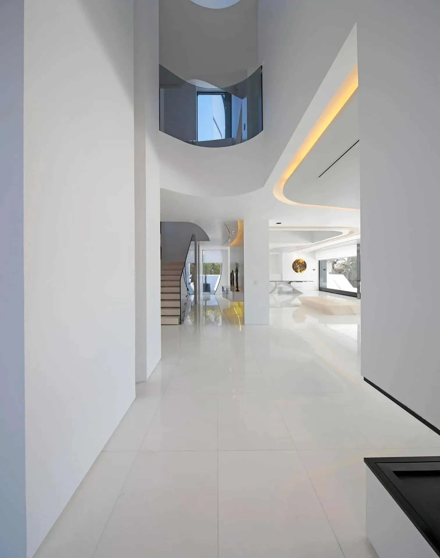 瓜马尔别墅入口，配有锐利白色几何造型和棕榈风格设计