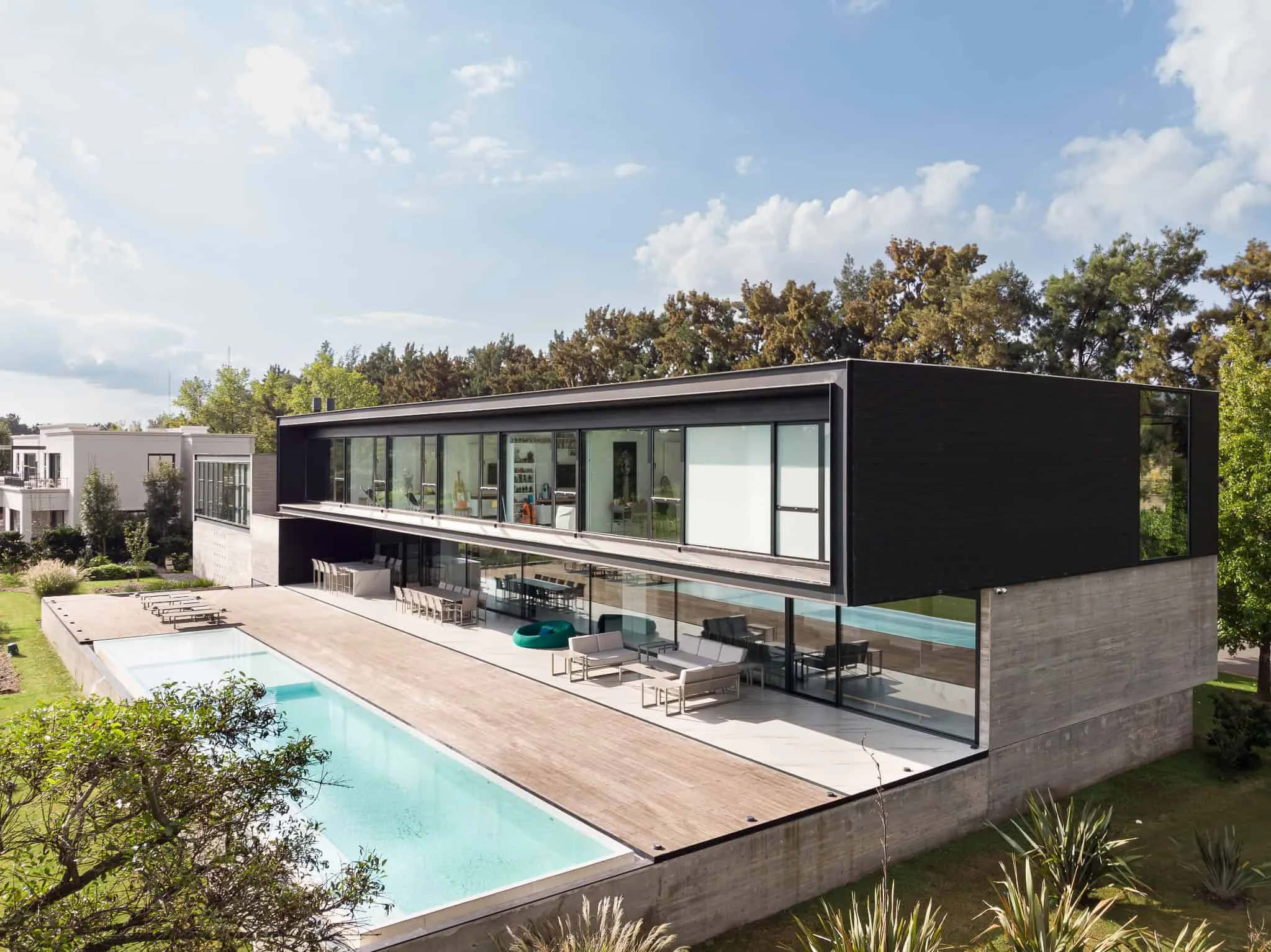 全景视图，展示露台与突出结构