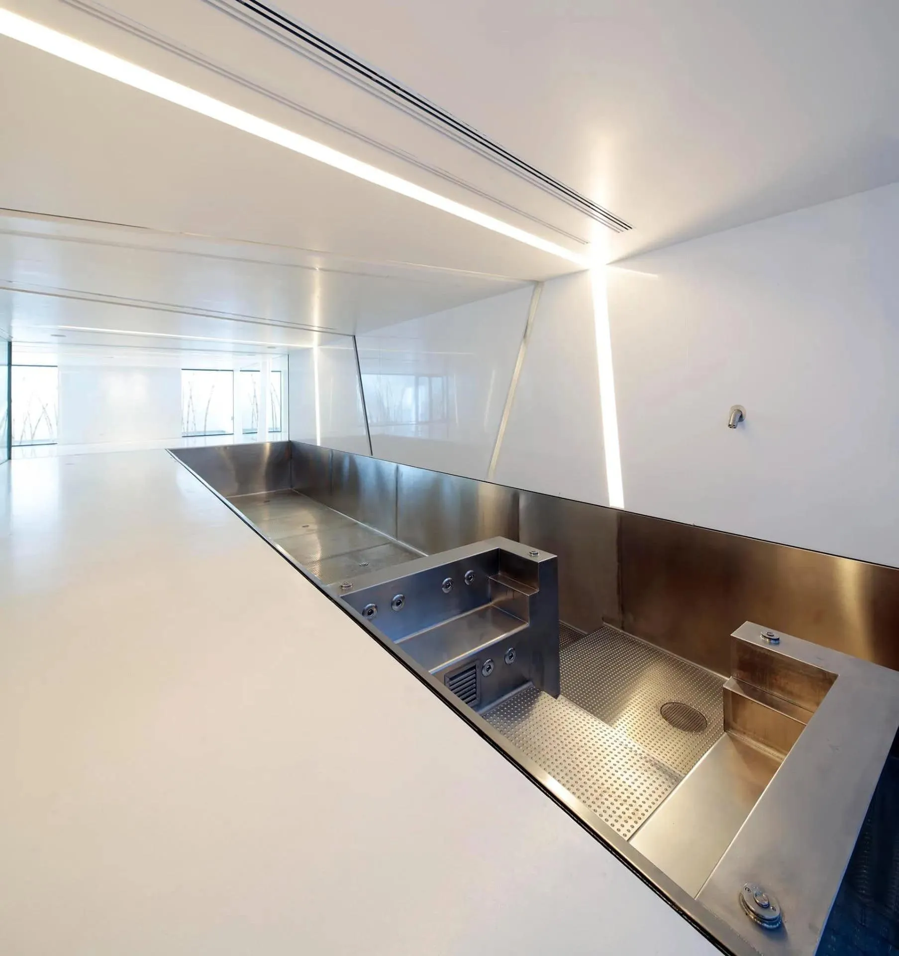 主卧外的现代白色露台，配有海景和花园