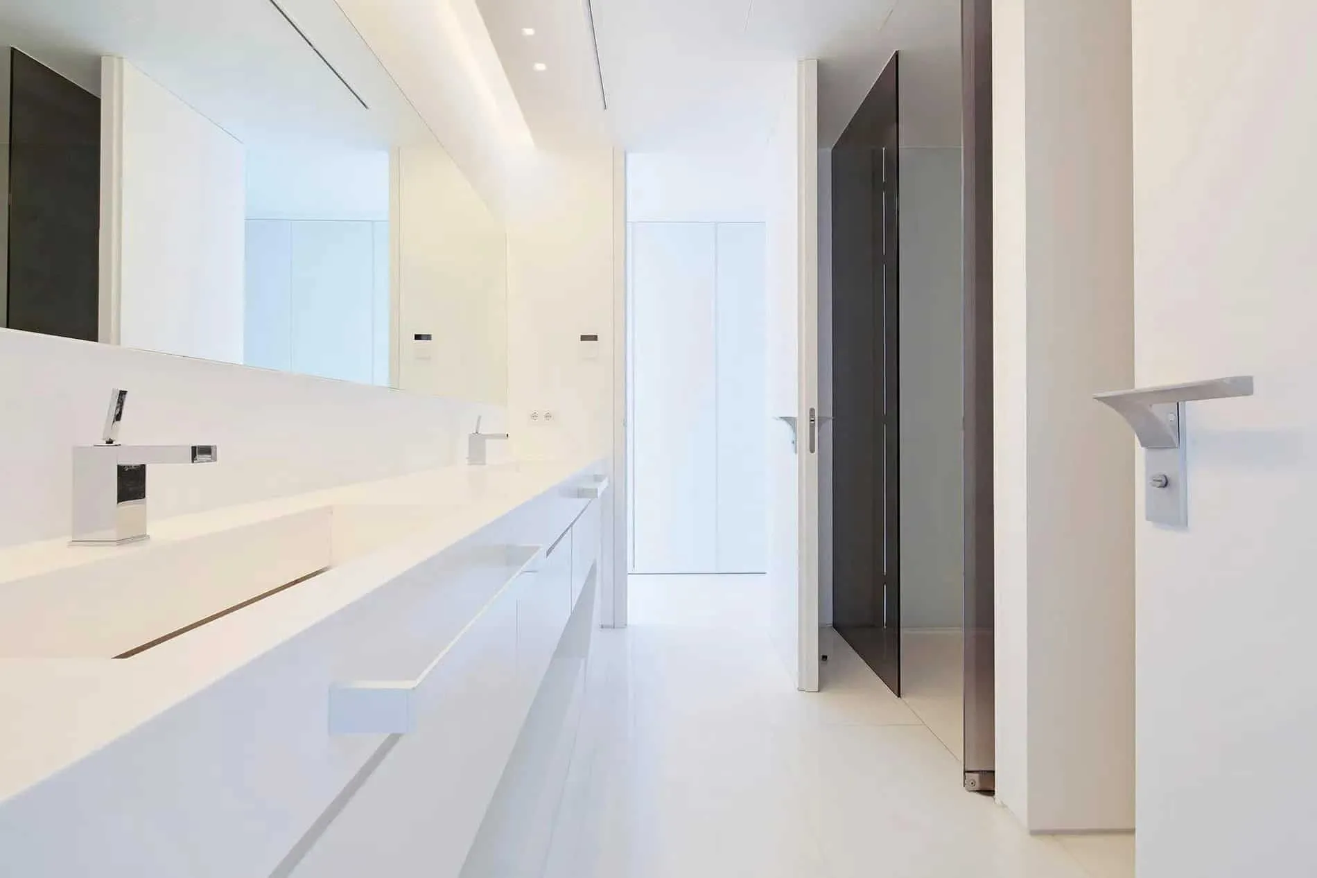 从现代阳台俯瞰泳池和棕榈树的高视角，展示瓜马尔