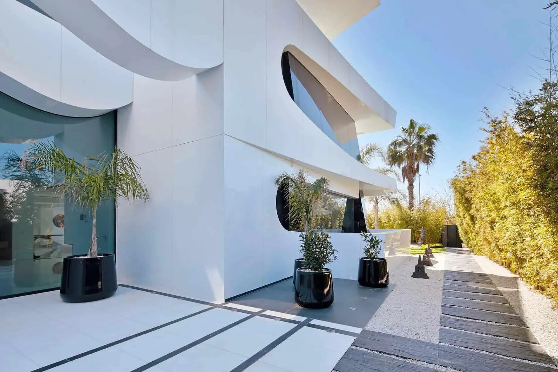 白色雕塑式客厅内饰，展示瓜马尔海滩豪华别墅